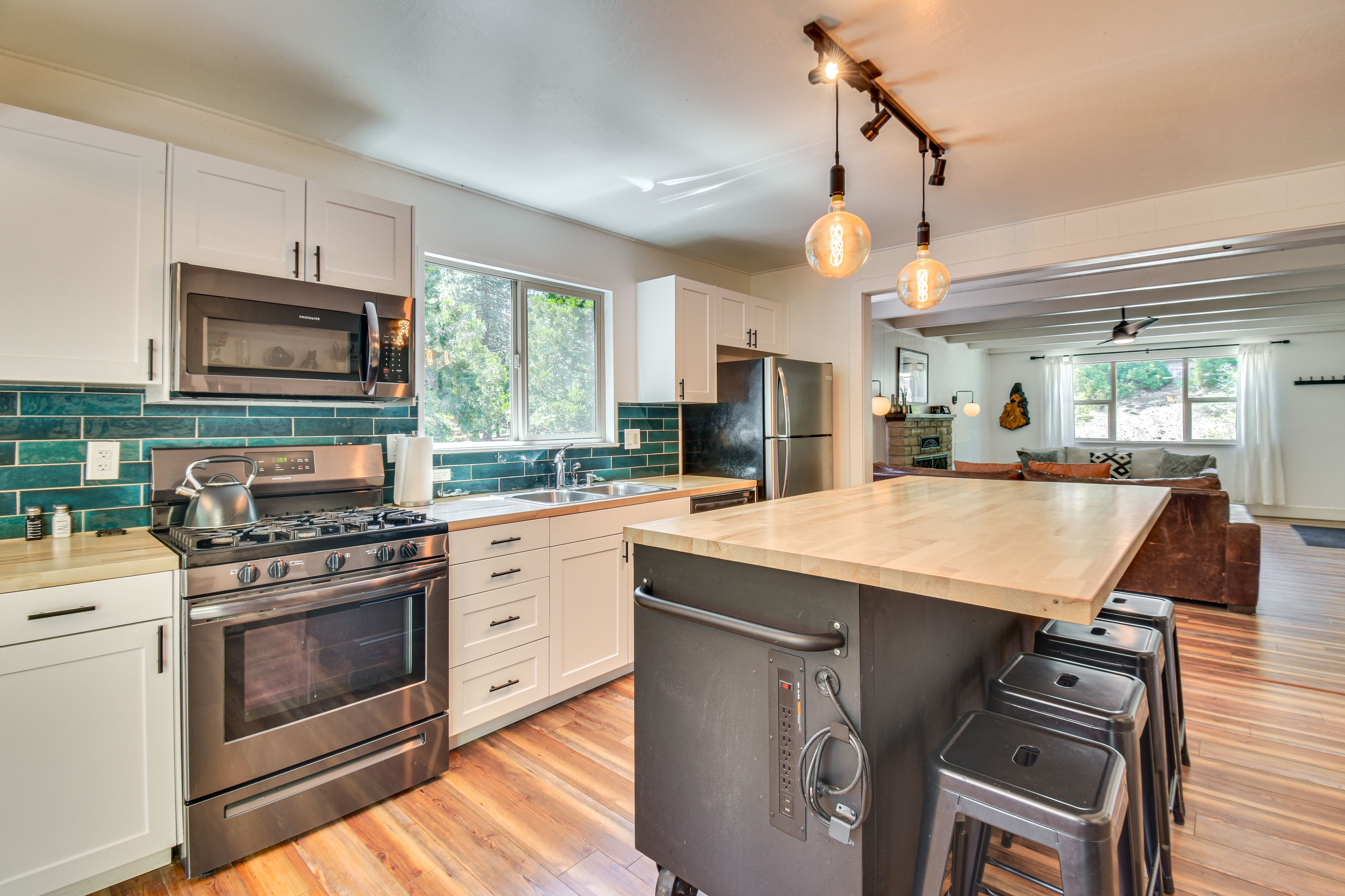 Kitchen | Crockpot | Keurig Coffee Maker | Toaster | Blender
