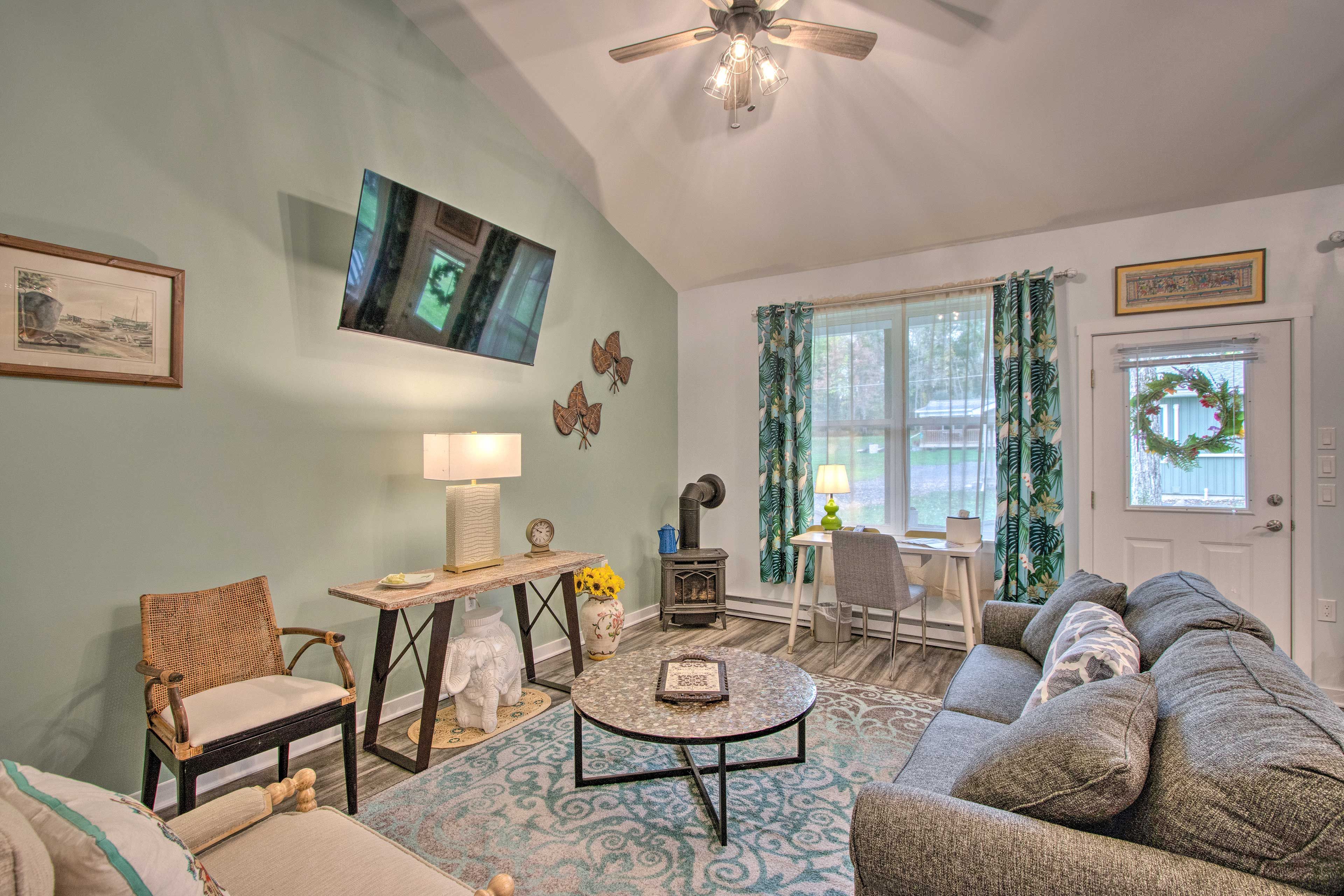 Living Room | Free WiFi & Laptop-Friendly Workspace
