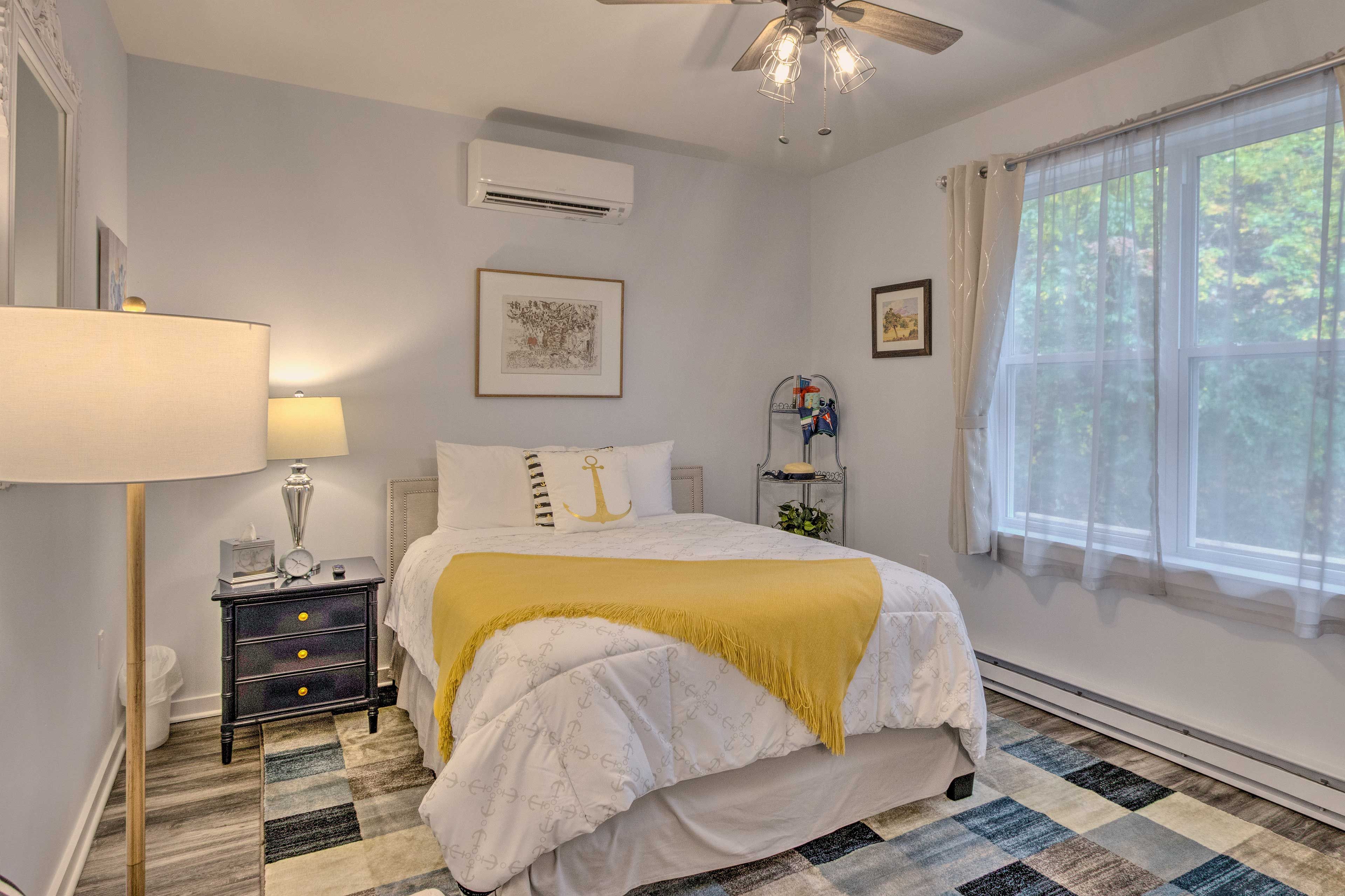 Bedroom | Queen Bed | Linens Provided