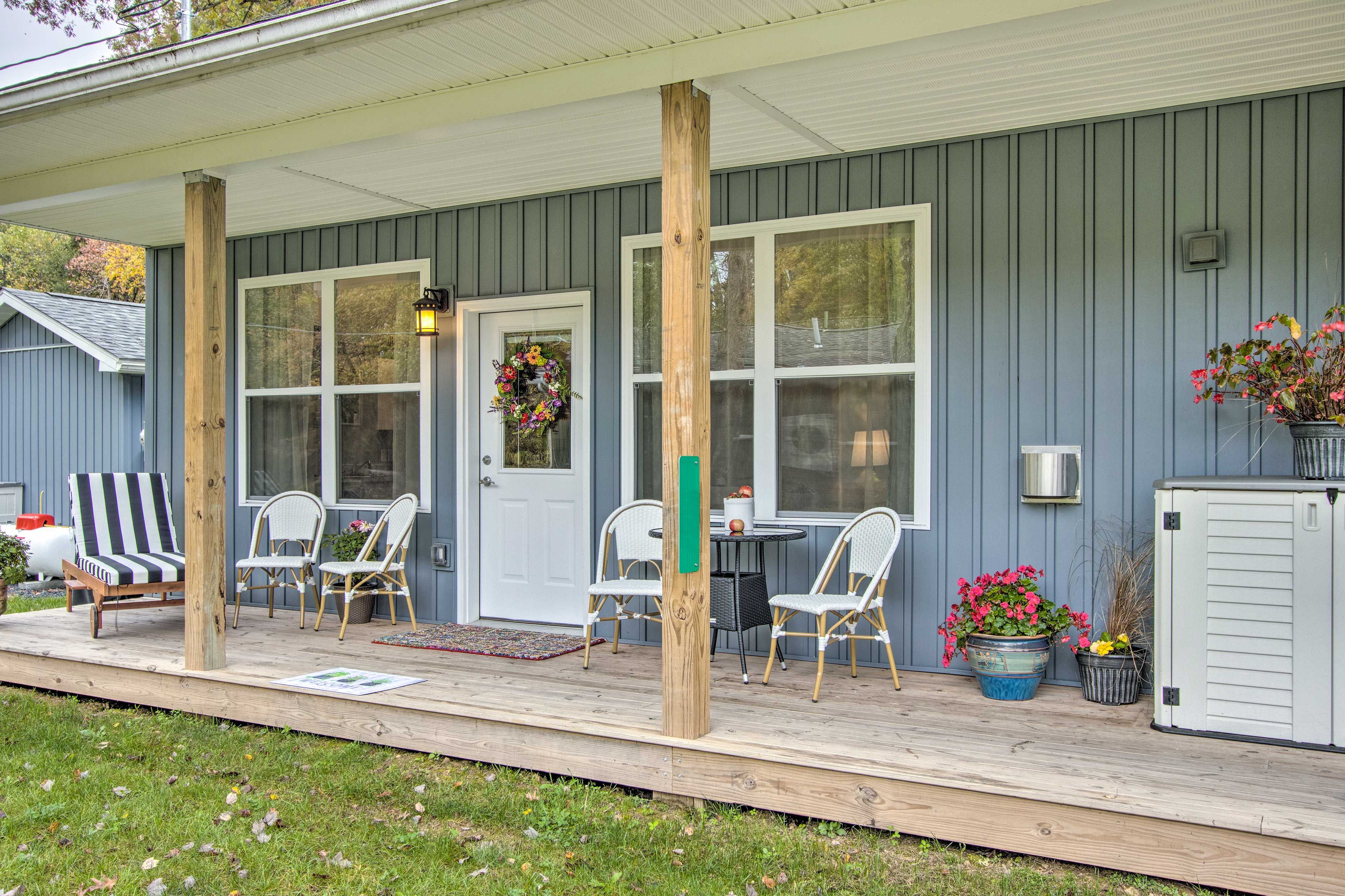 Covered Patio | Gas Fire Pit