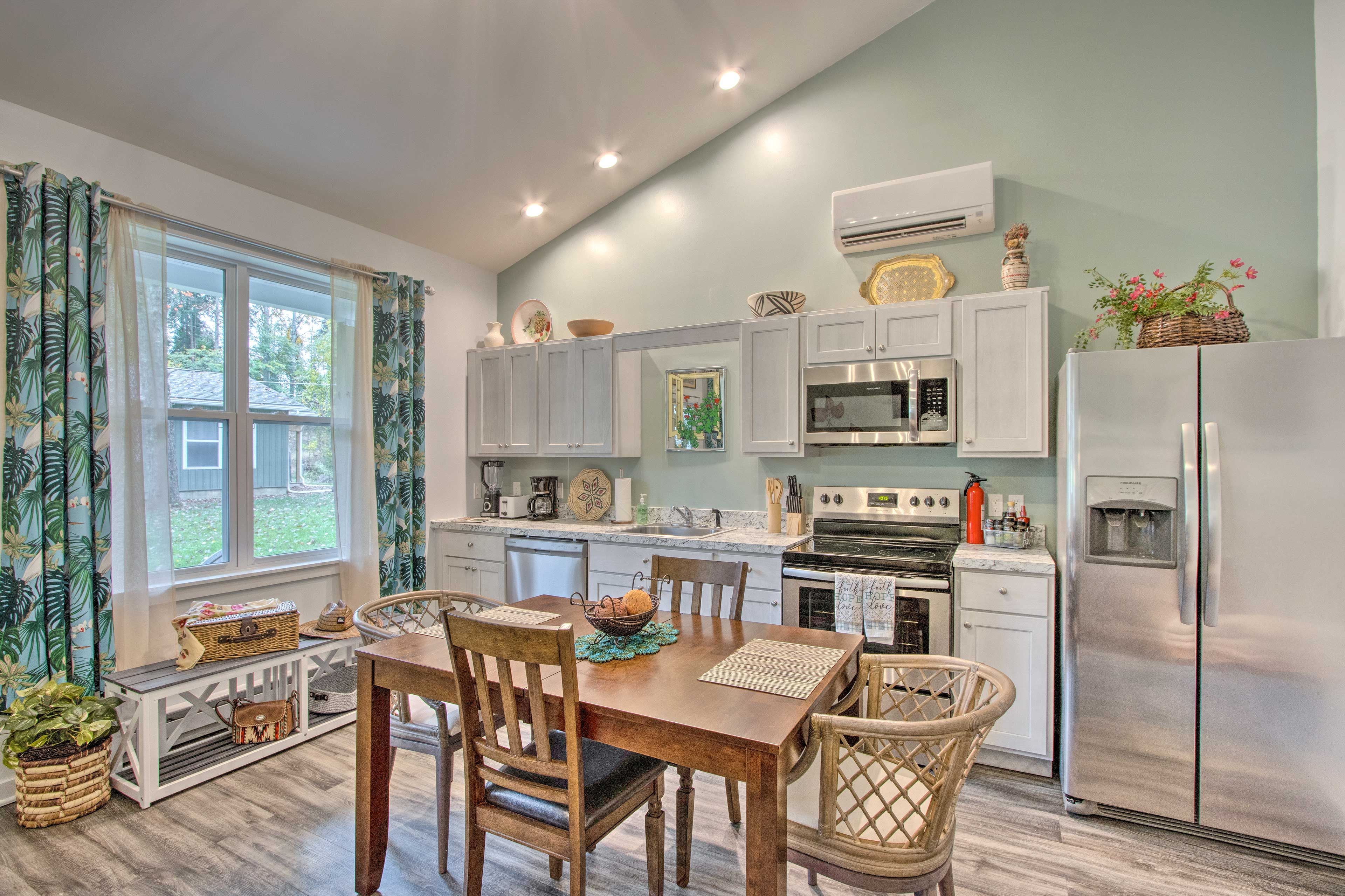 Kitchen | Fully Equipped w/ Stainless Steel Appliances