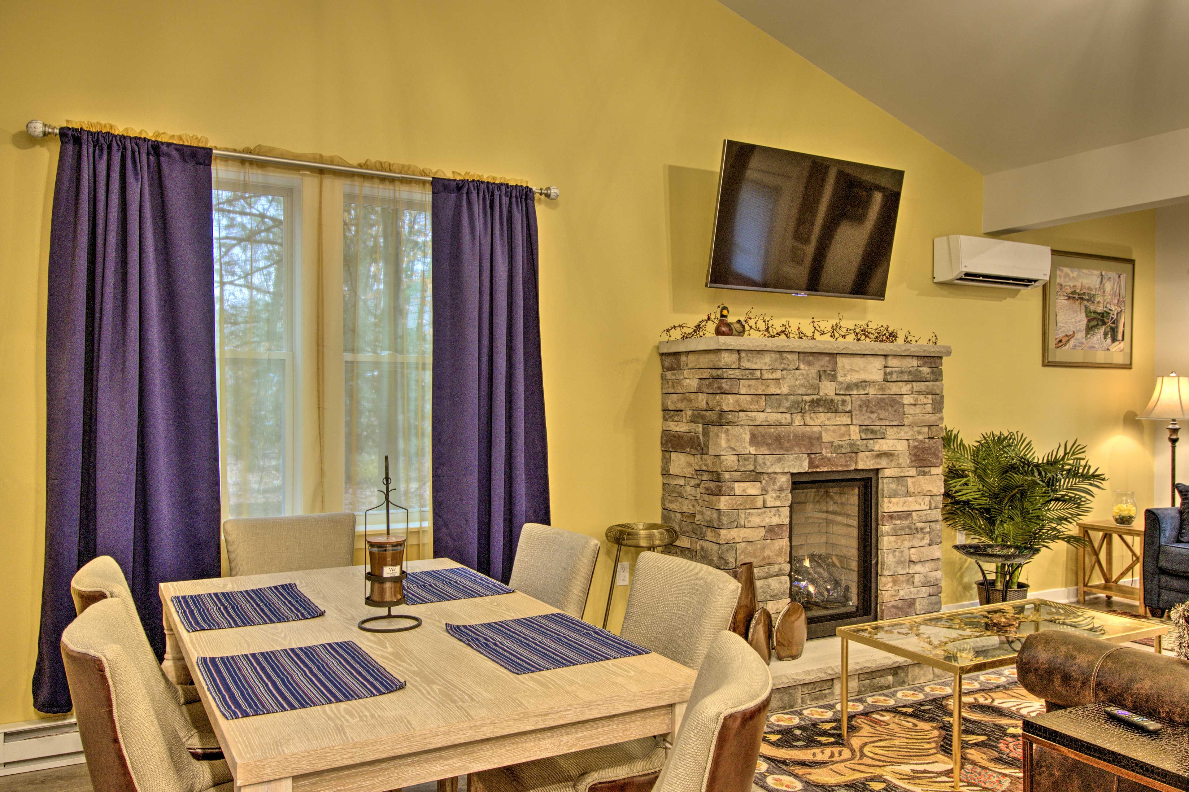 Dining Area | Dishware & Flatware Provided