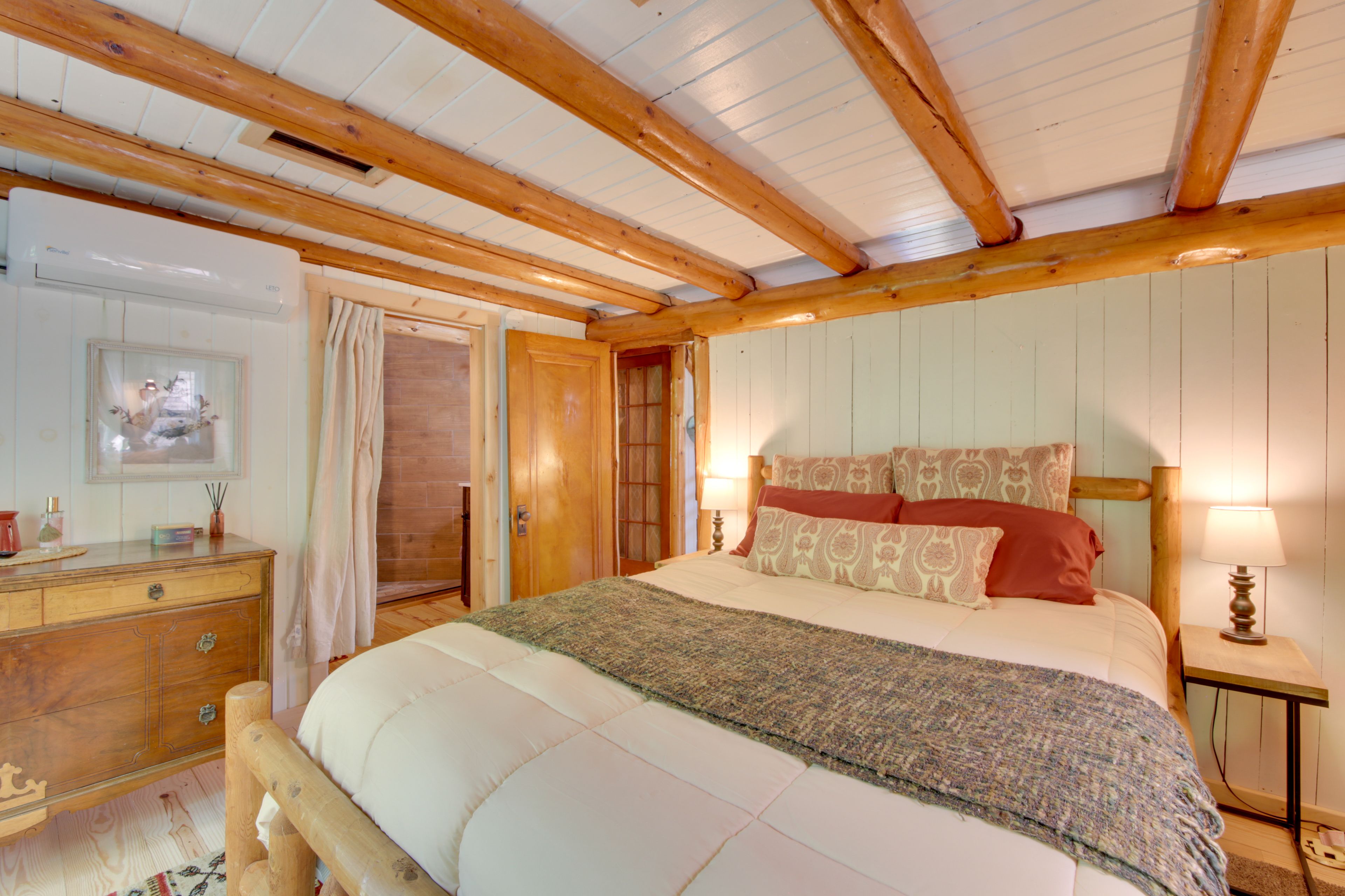 Bedroom 1 | Queen Bed | 1st Floor | Smart TV