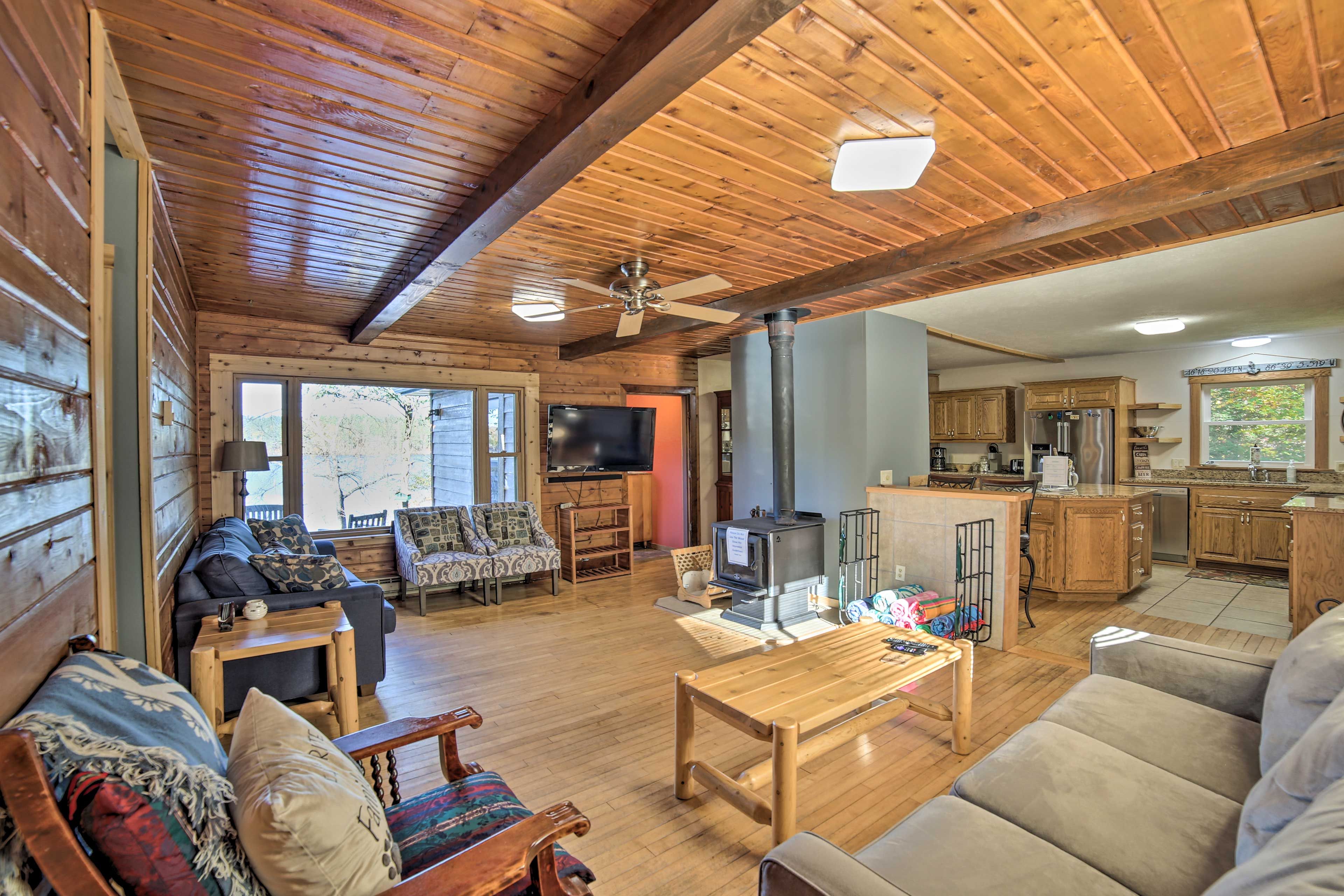 Open Interior | Free WiFi | Decorative Stove | Queen Sleeper Sofa
