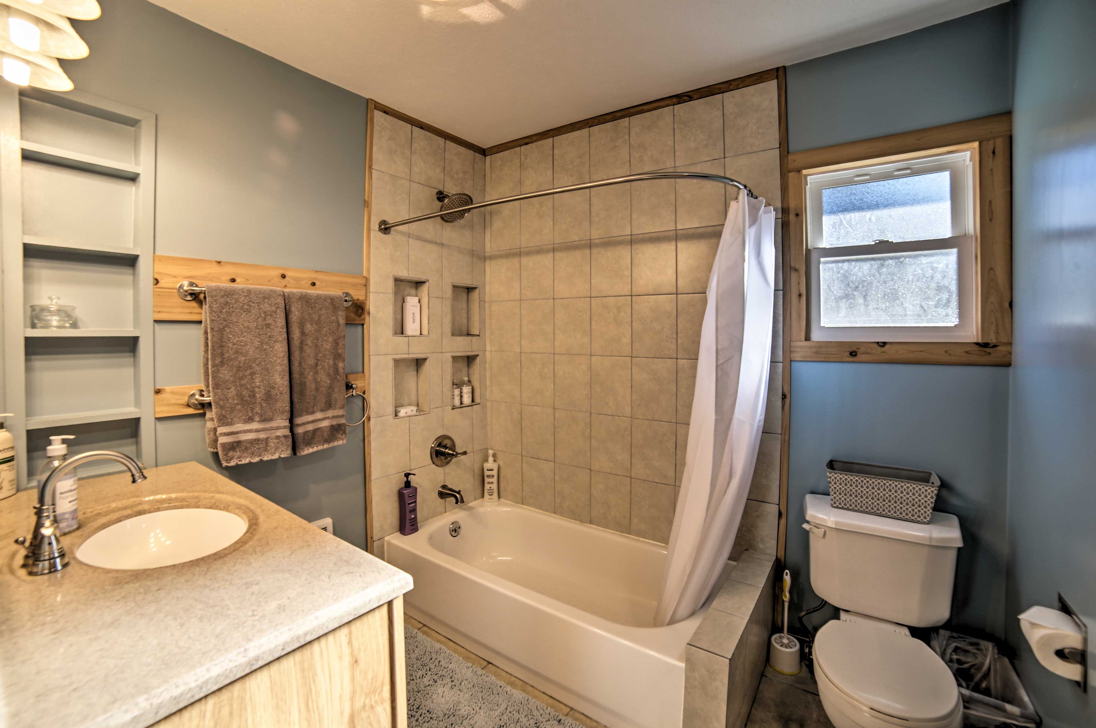 Full Bathroom | Main Floor | Washer & Dryer | Laundry Detergent Provided