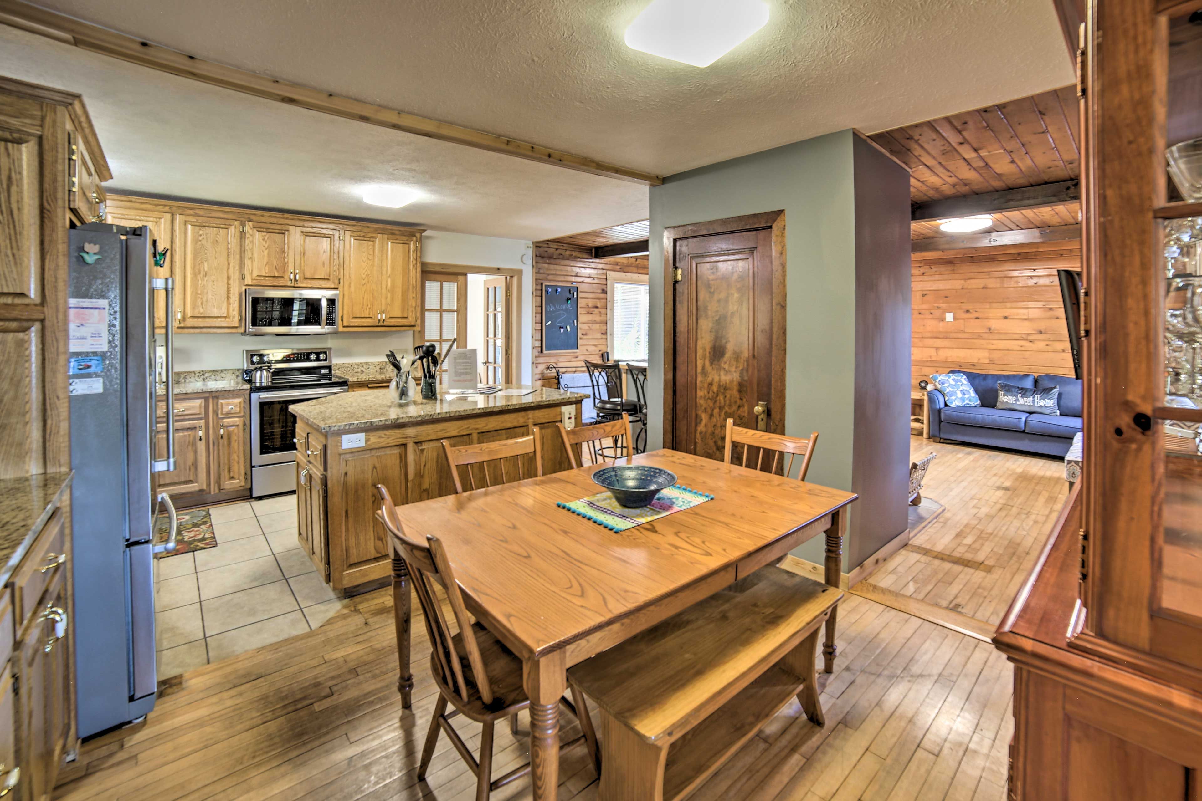 Dining Area | Main Floor | Dishes & Flatware Provided