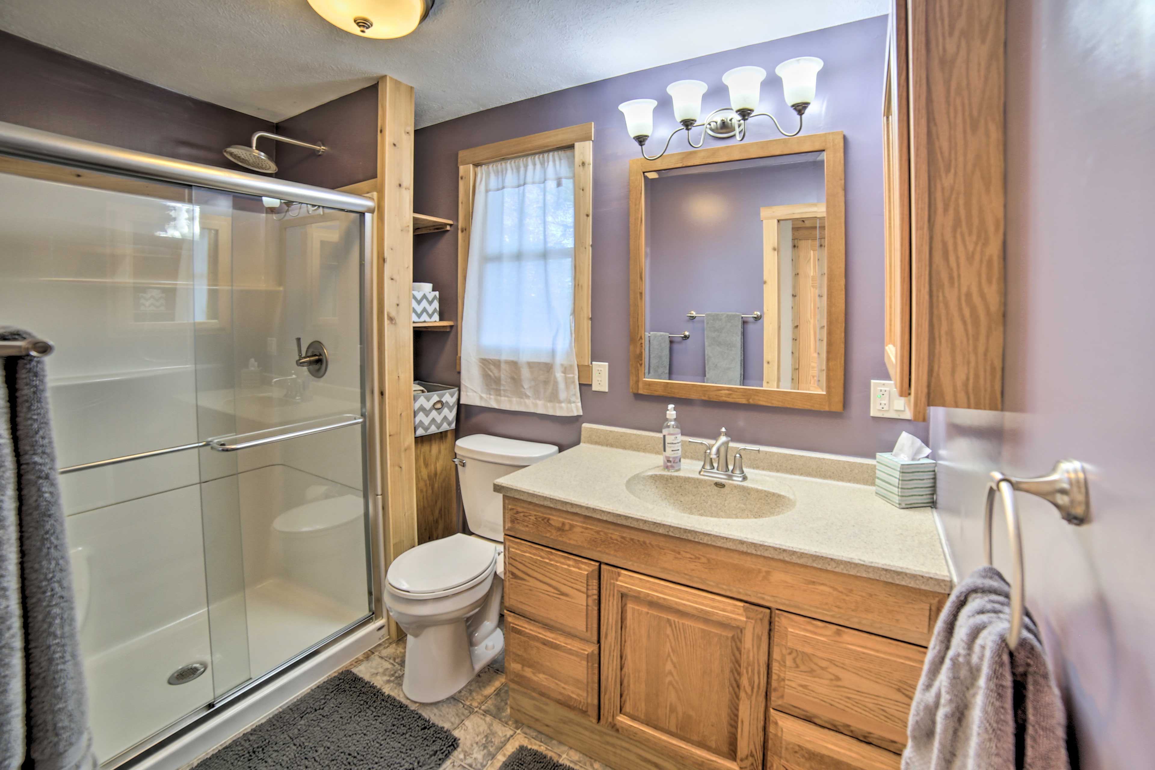Full Bathroom | Main Floor | Complimentary Toiletries | Hair Dryer