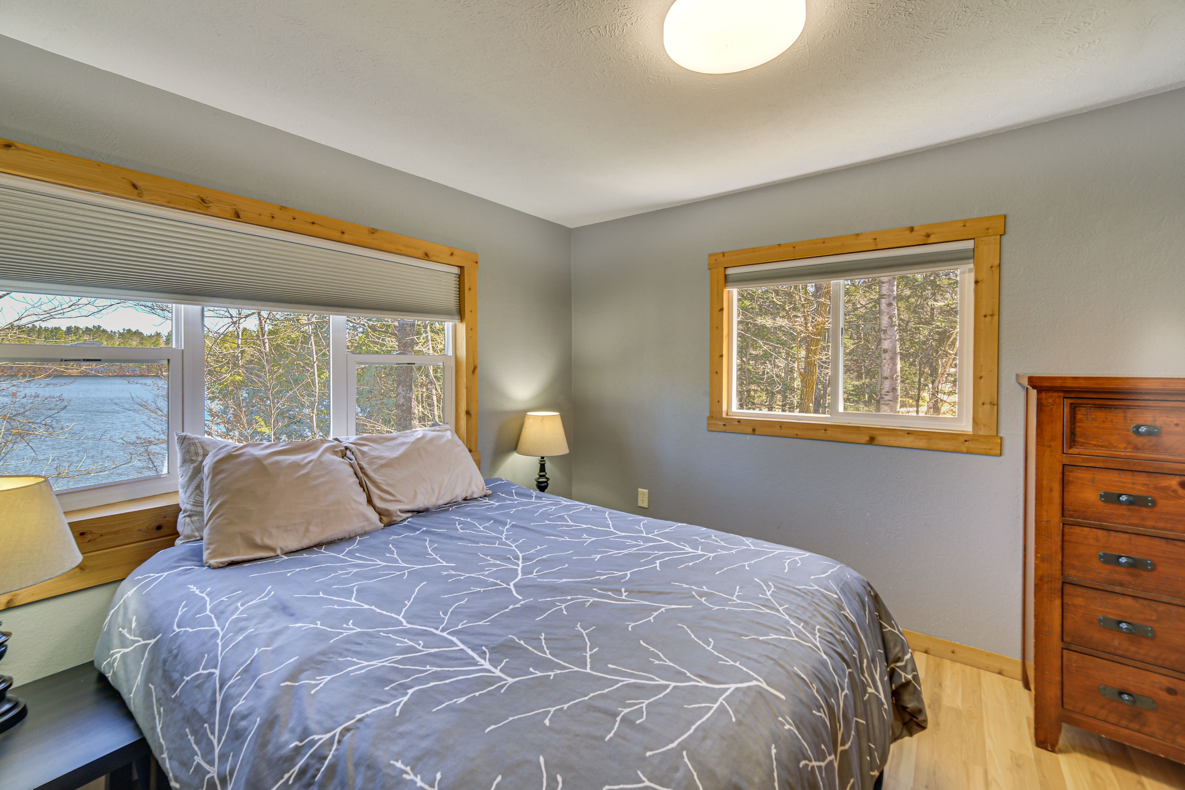 Bedroom 1 | Queen Bed