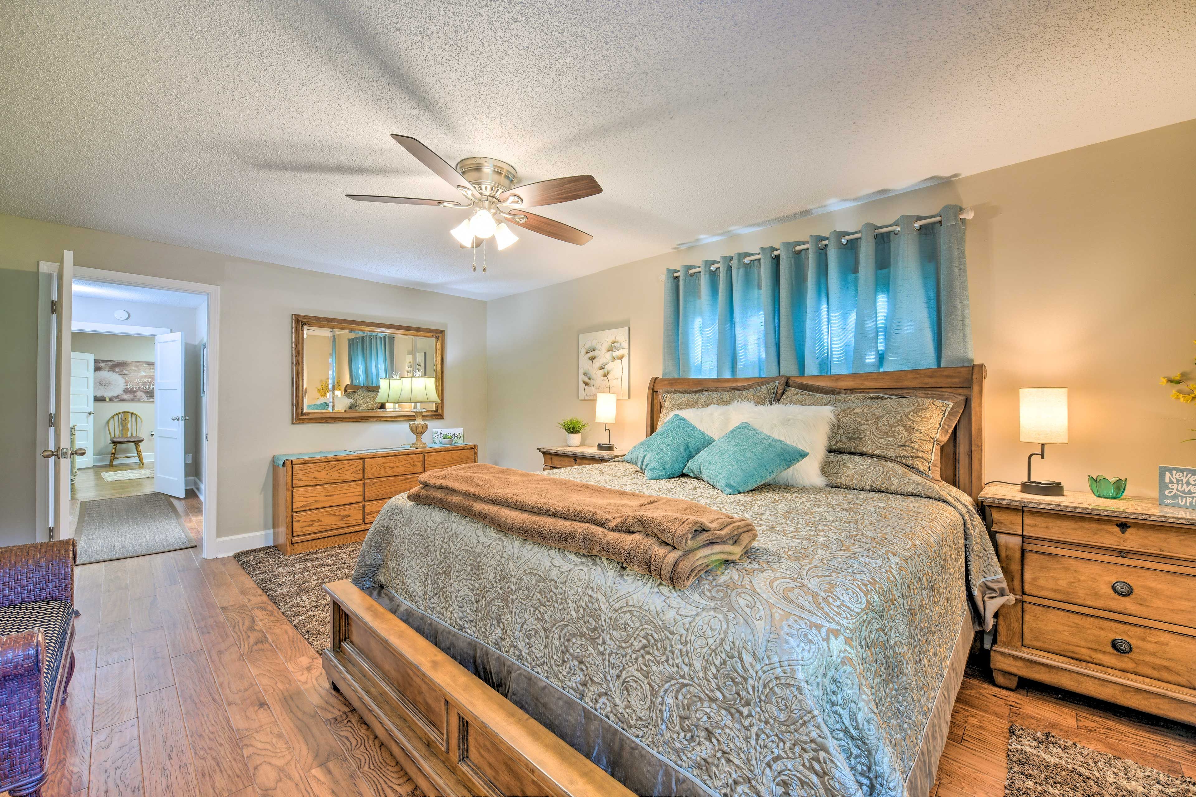 Bedroom 1 | King Bed | En-Suite Bathroom