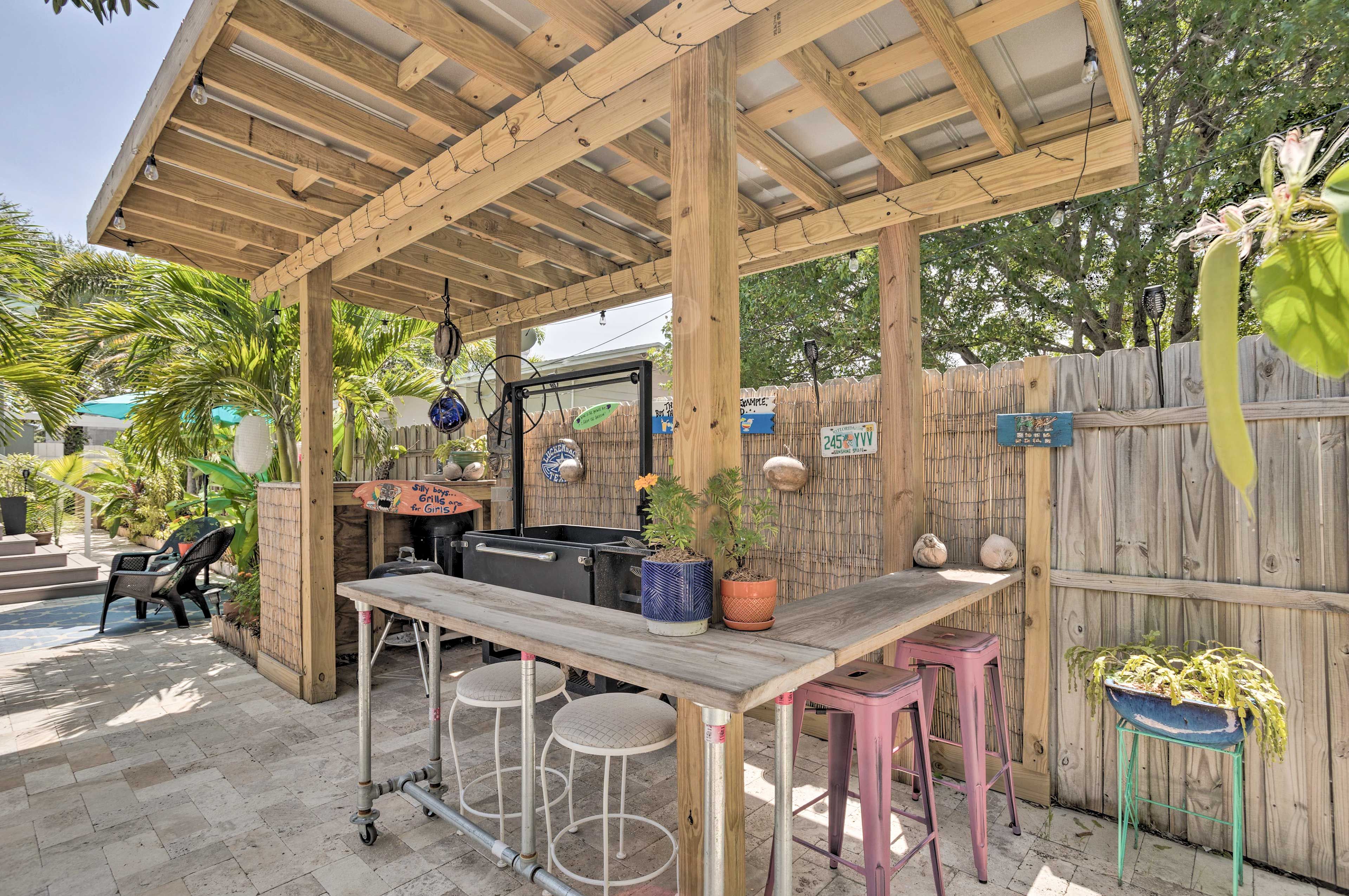 Outdoor Bar | Single-Story Cottage | Central AC | Homeowner On-Site