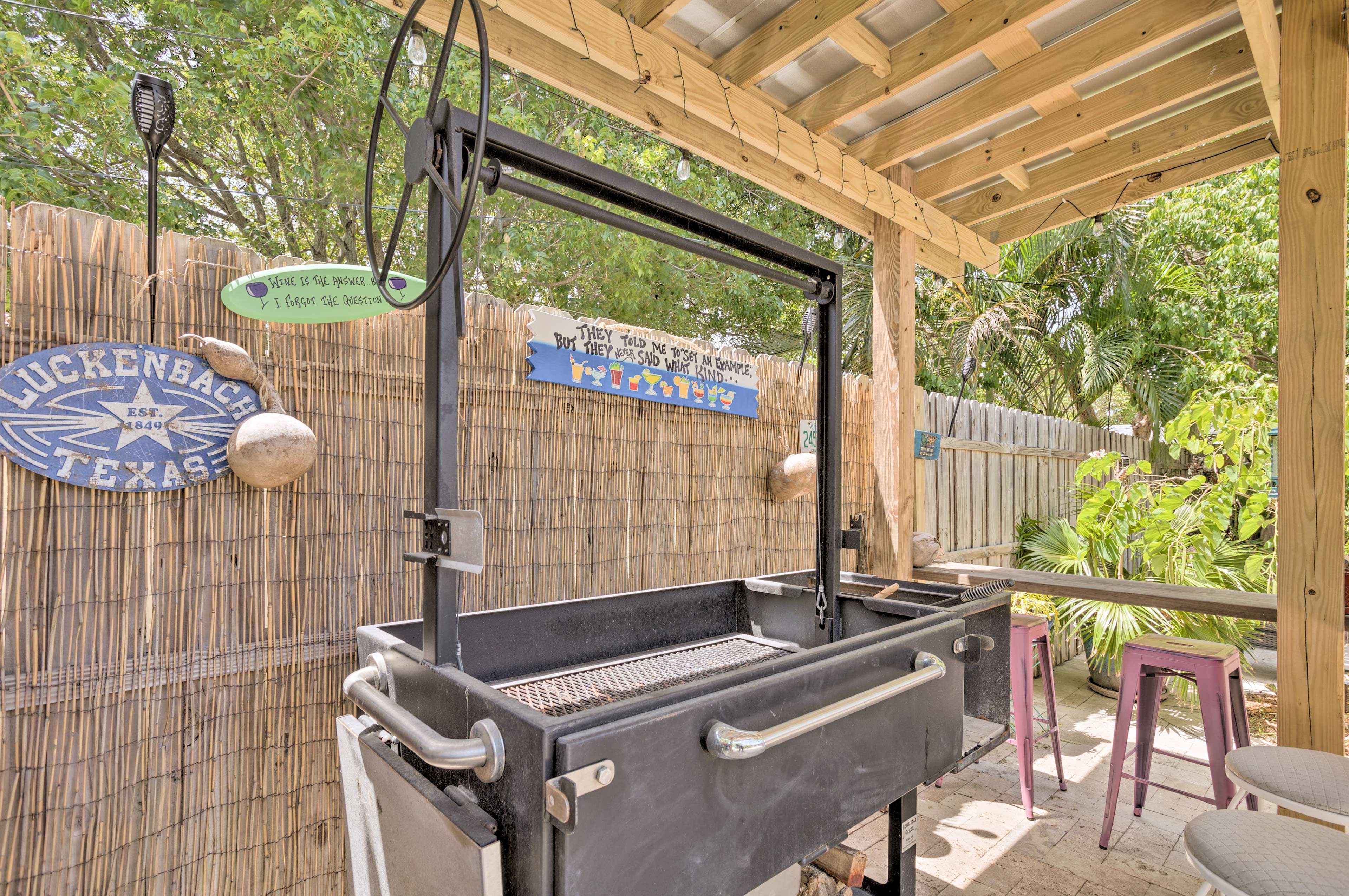 Outdoor Bar | Argentine Wood-Burning Grill | Charcoal Grill | Weber Smoker