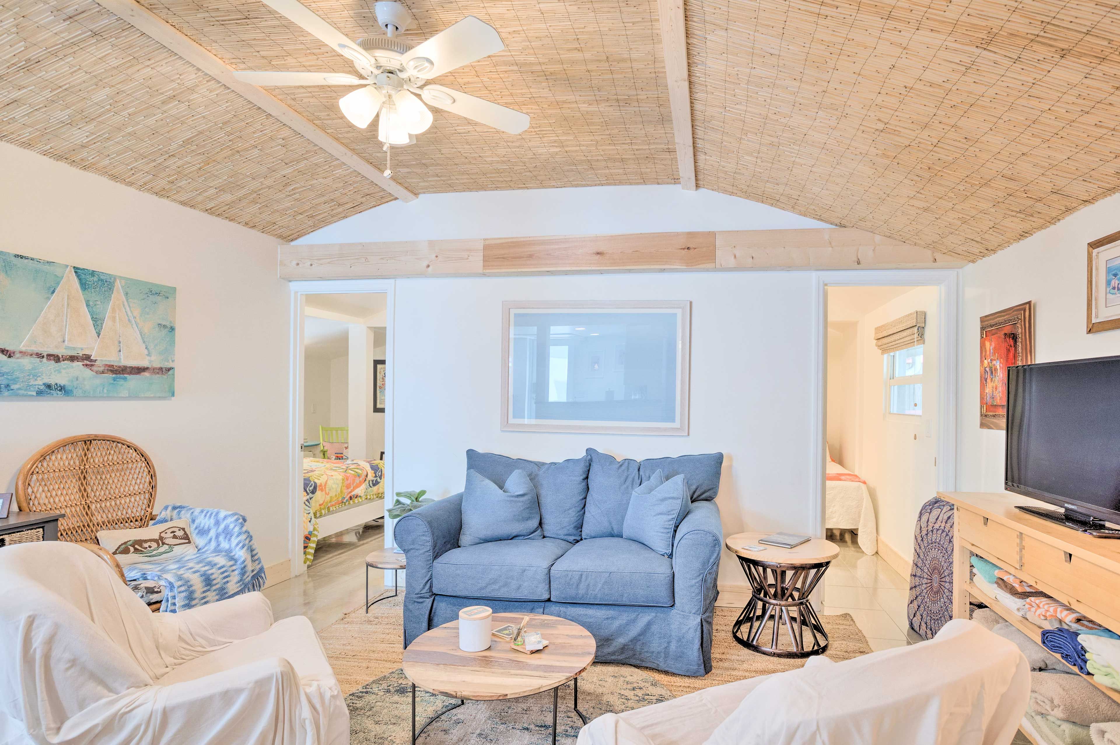 Living Room | Free WiFi | Smart TV | Books