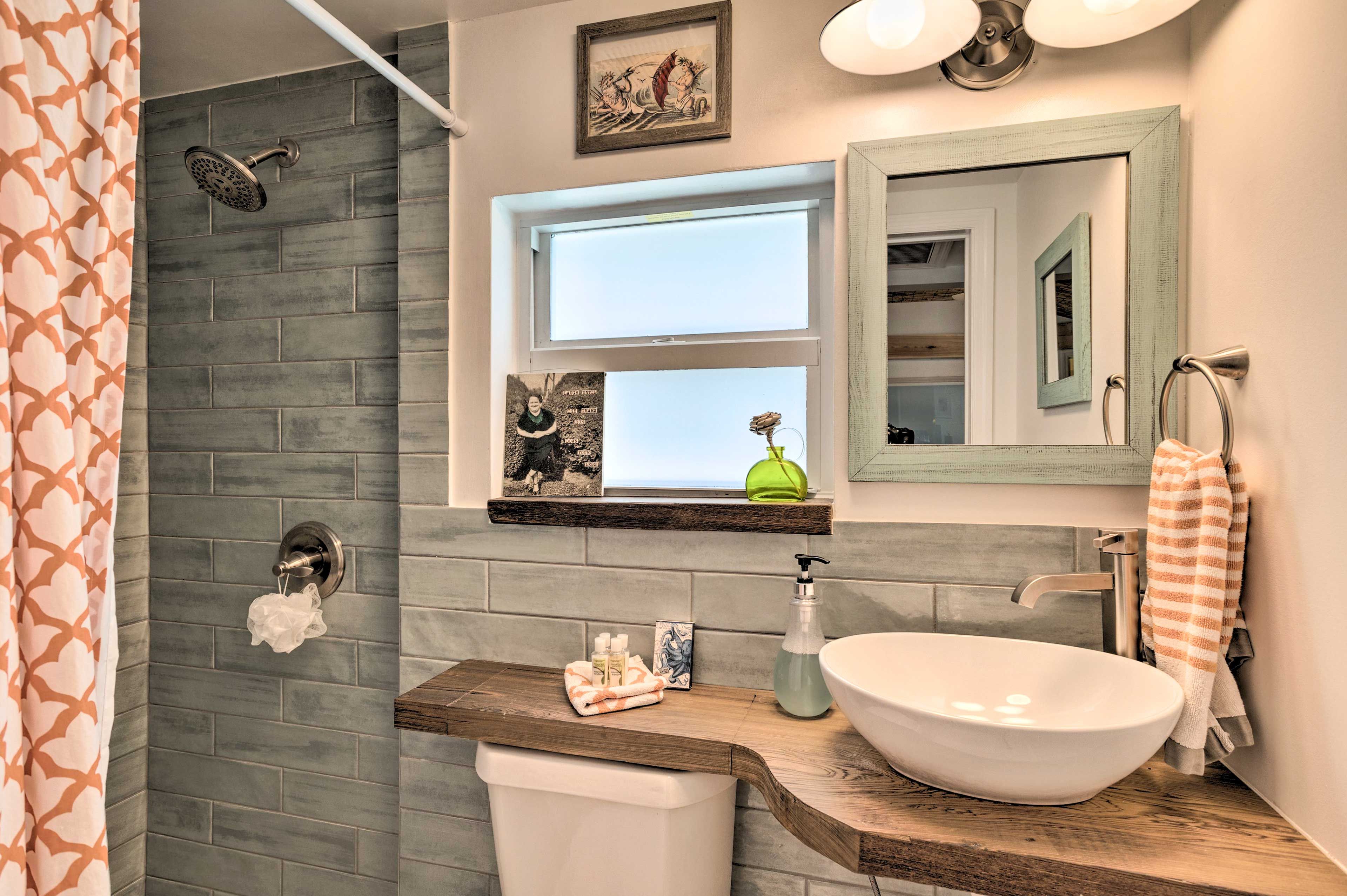 Full Bathroom | Towels Provided | Complimentary Toiletries | Hair Dryer