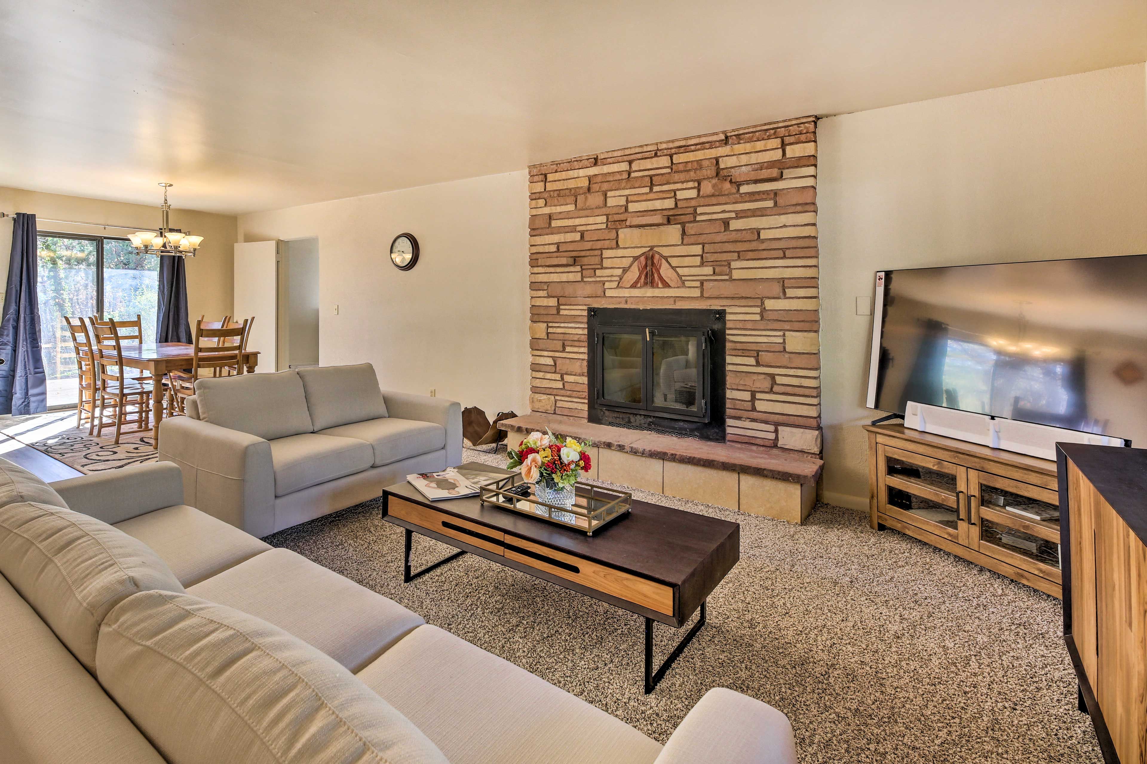 Living Room | Free WiFi | Smart TV w/ Cable