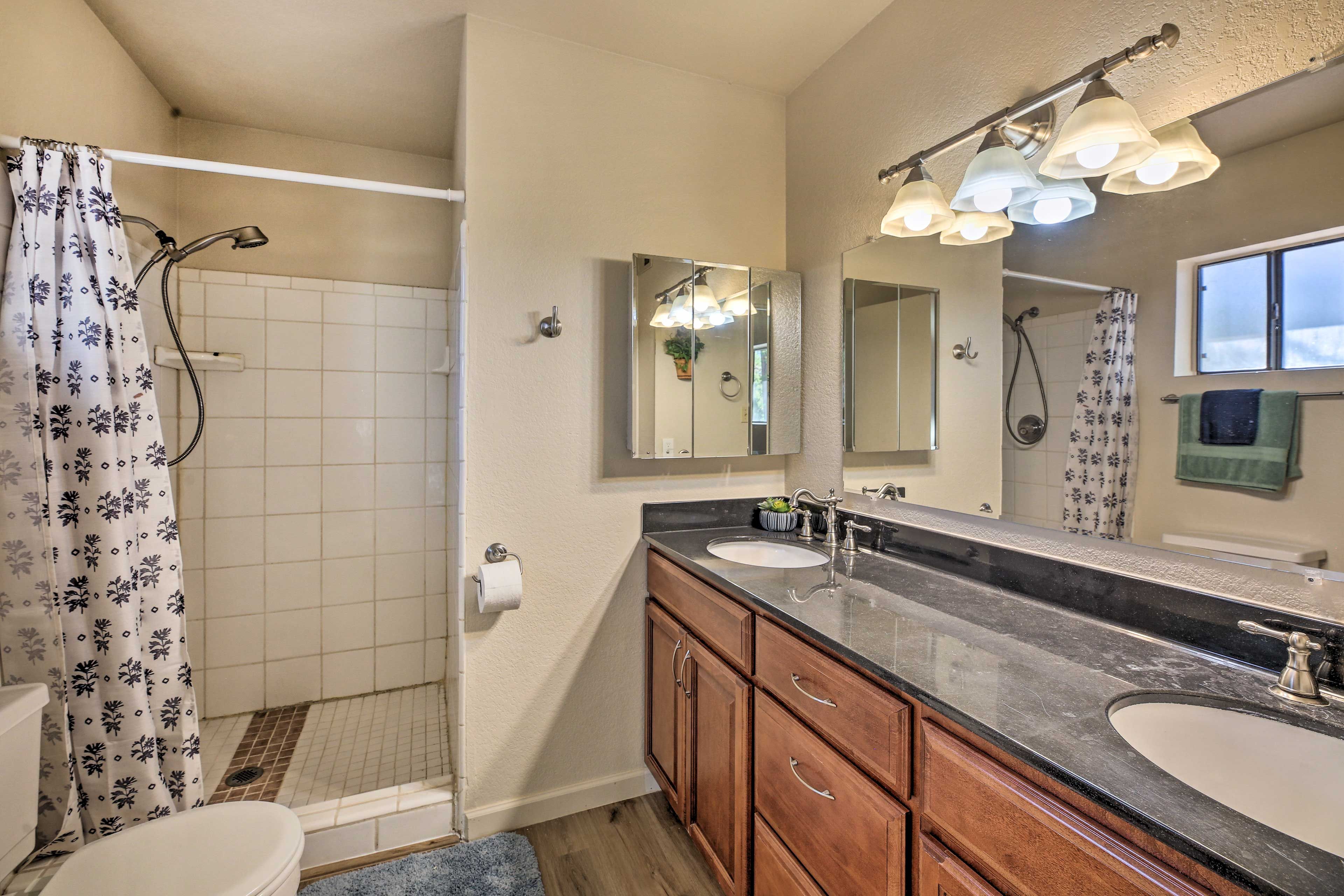 En-Suite Bathroom | Linens & Towels | Complimentary Toiletries