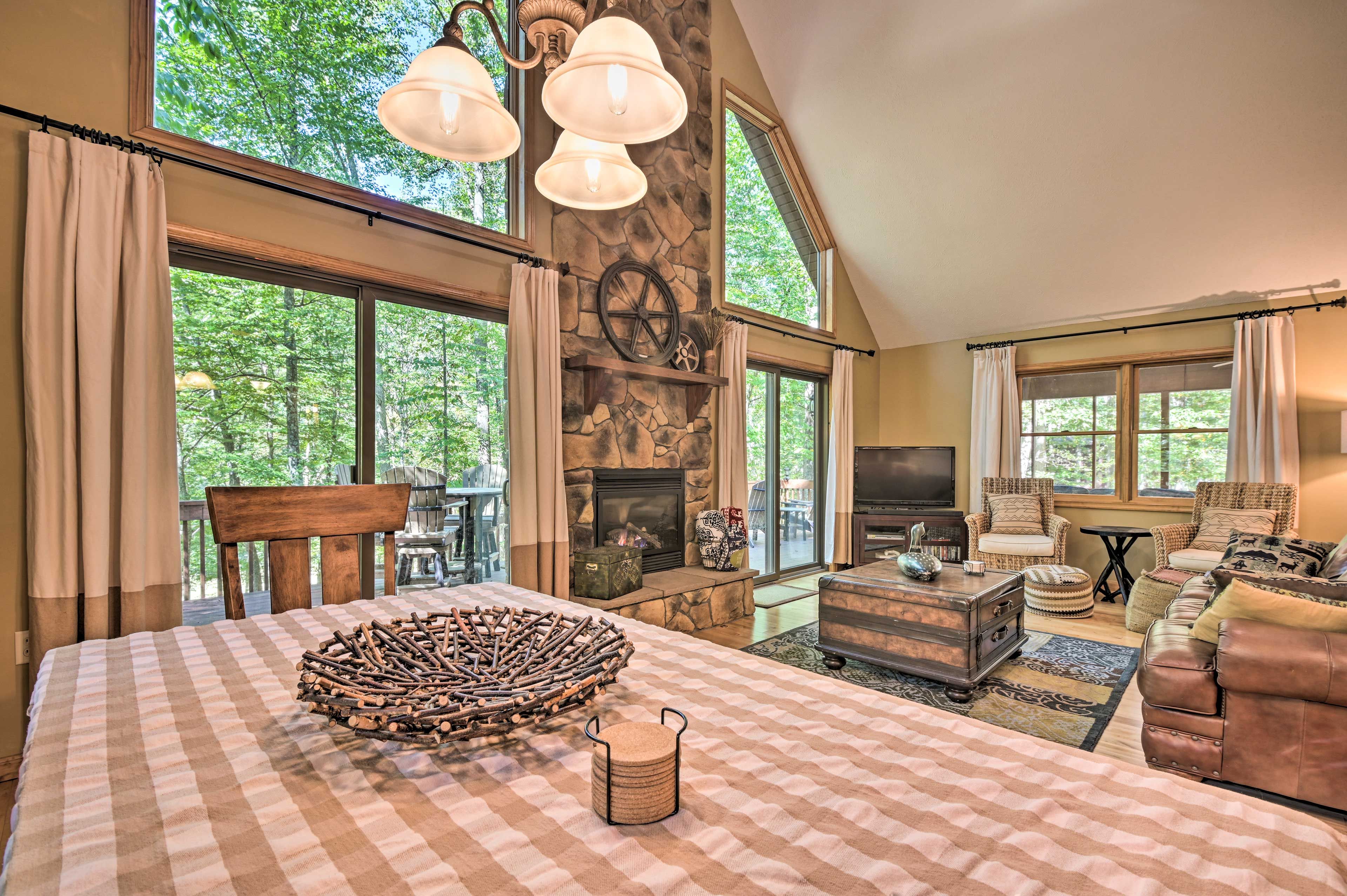 Dining Area | Dishware/Flatware Provided