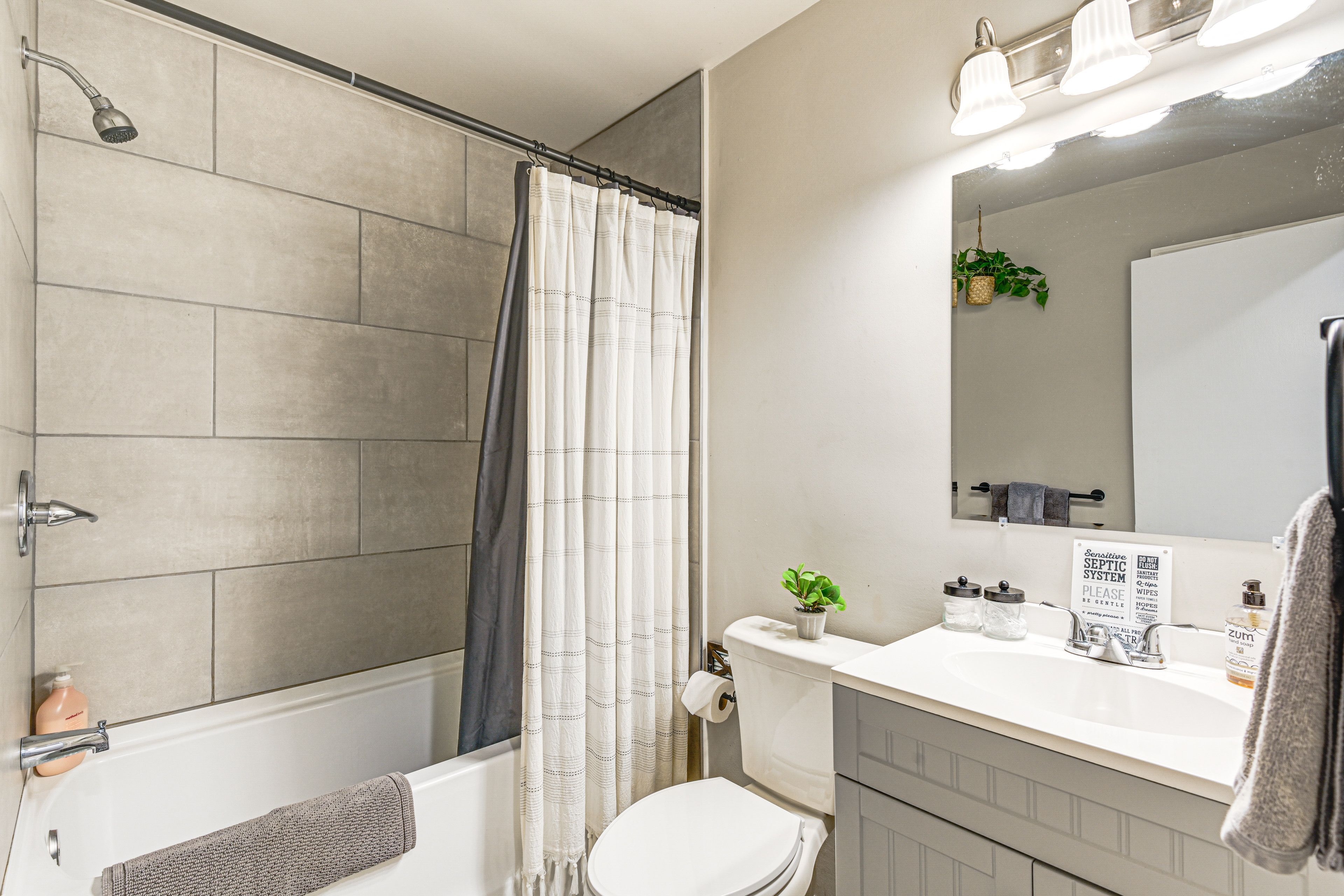 Full Bathroom | 1st Floor | Towels Provided