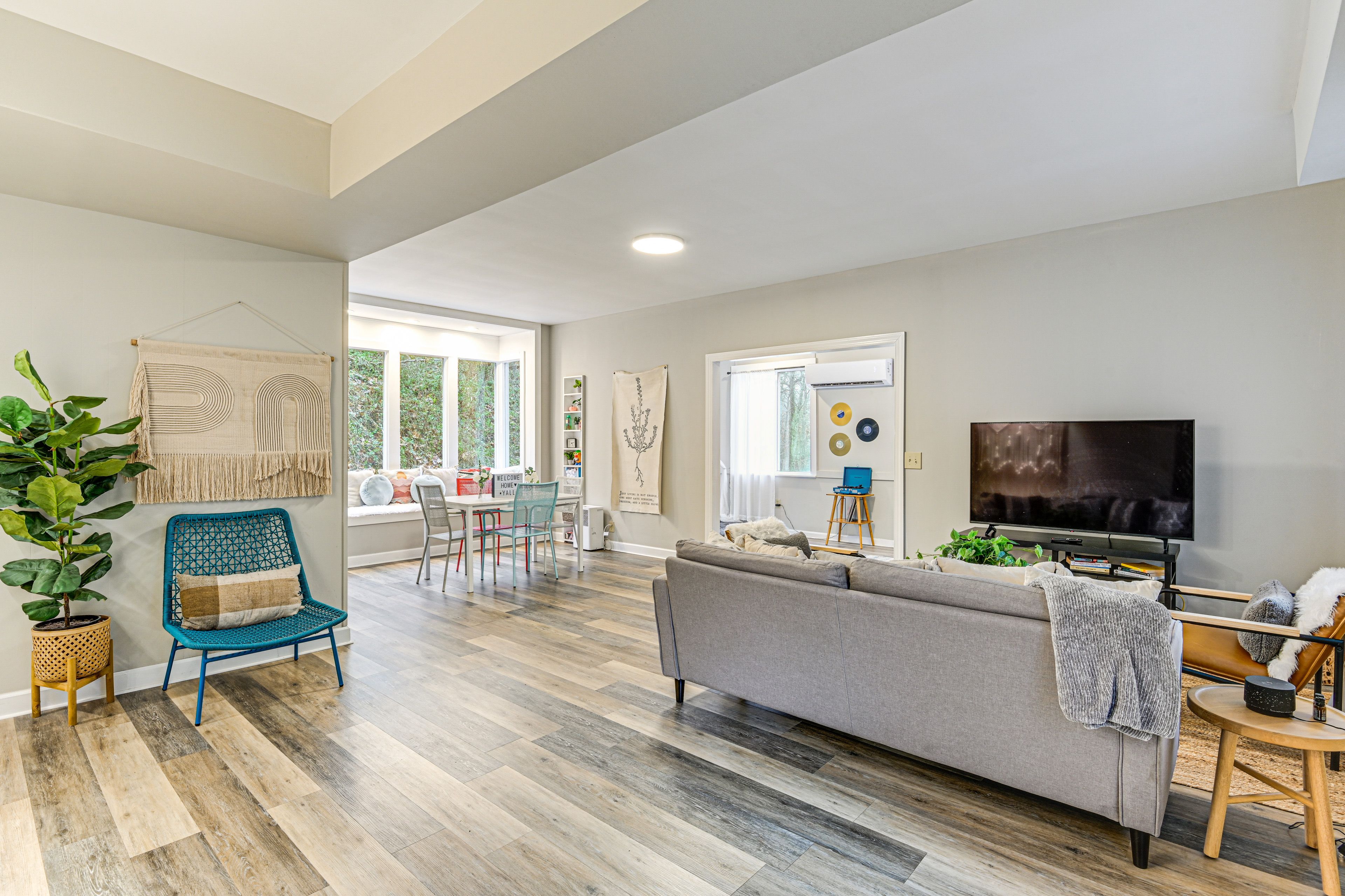 Living Room | 1st Floor | Smart TV | Books/Board Games