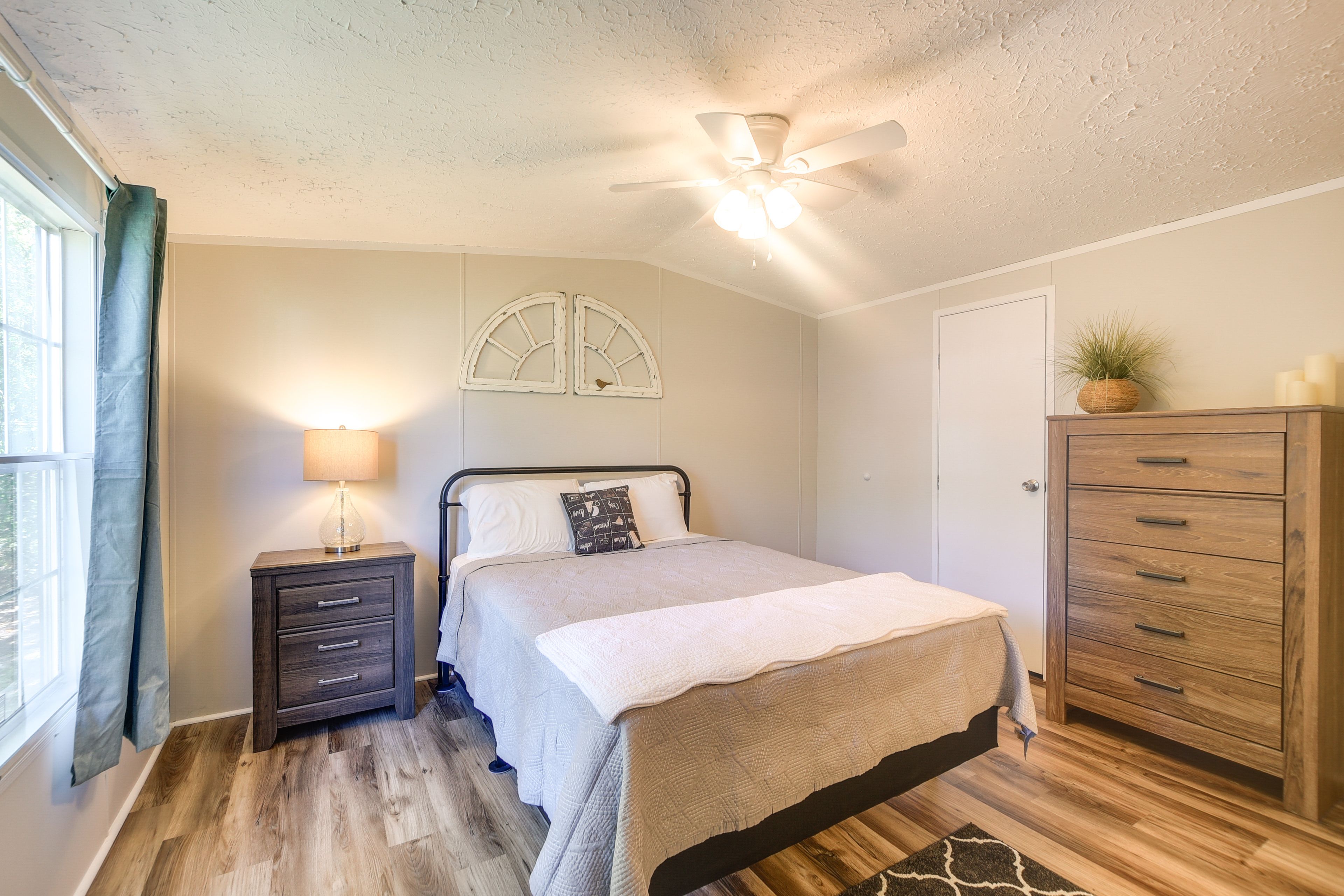 Bedroom 1 | Queen Bed | En-Suite Bathroom