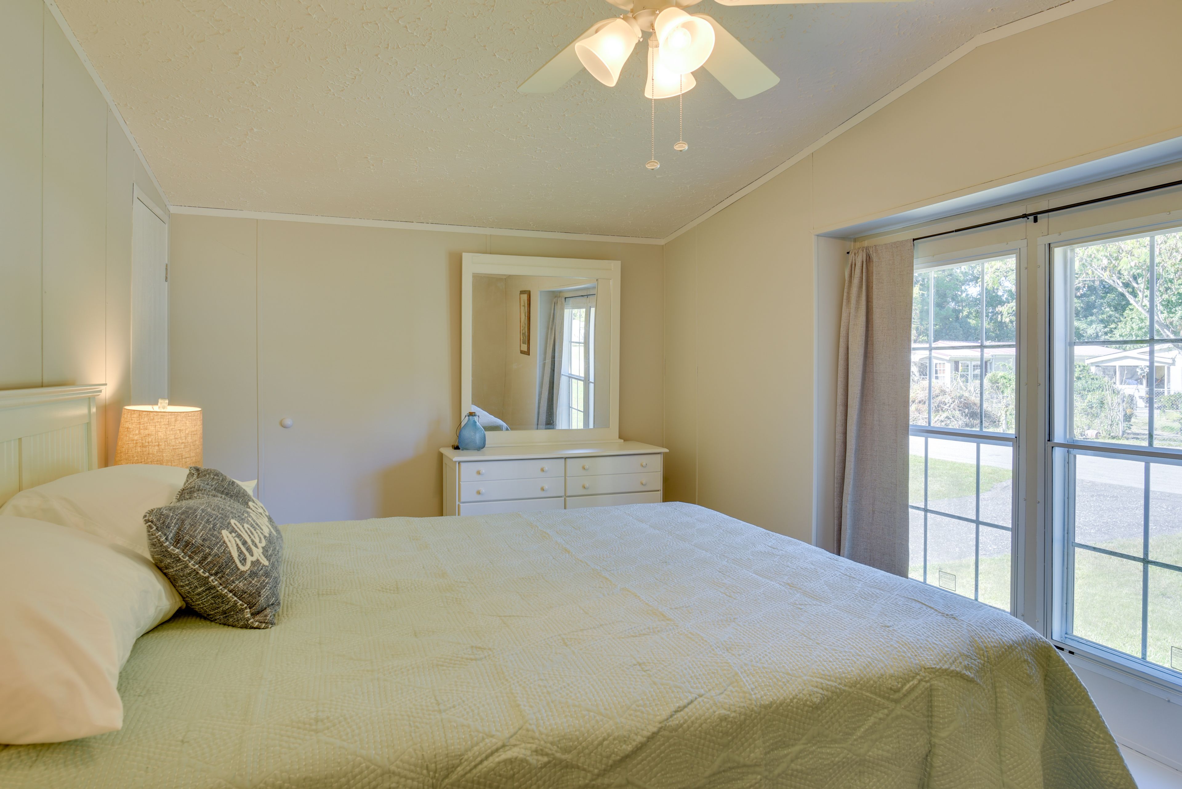 Bedroom 2 | Queen Bed