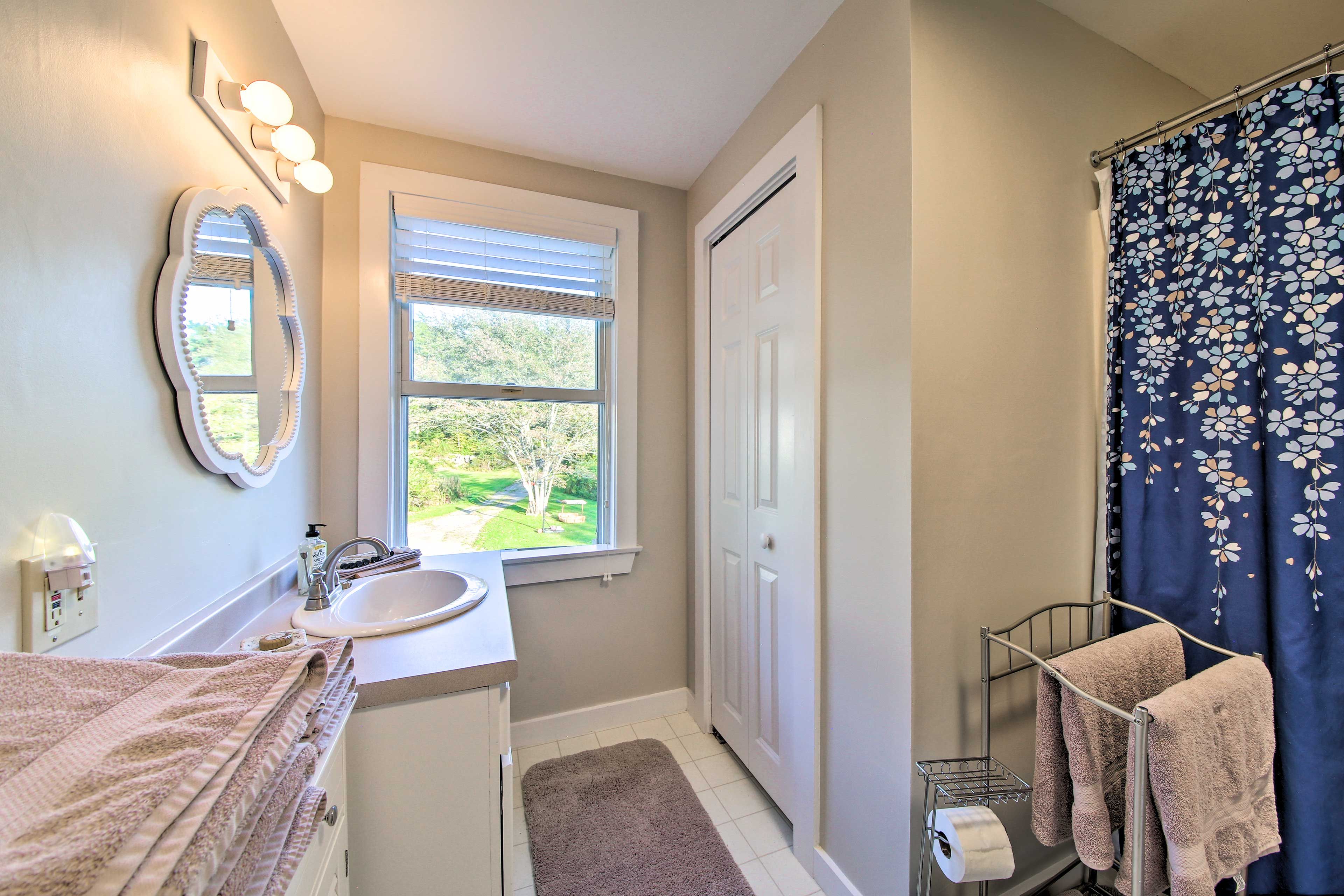 Full Bathroom | Complimentary Toiletries | Linens/Towels