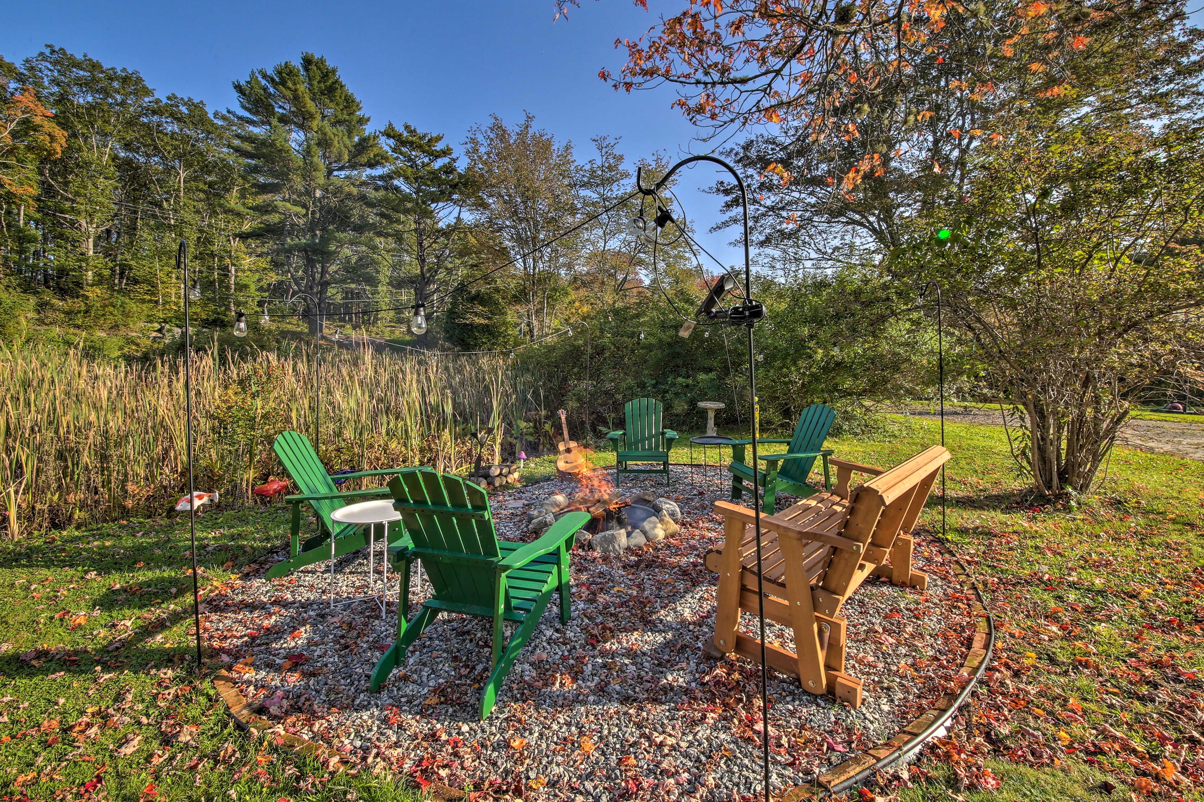 Shared Yard | Fire Pit w/ Lights & Adirondack Chairs