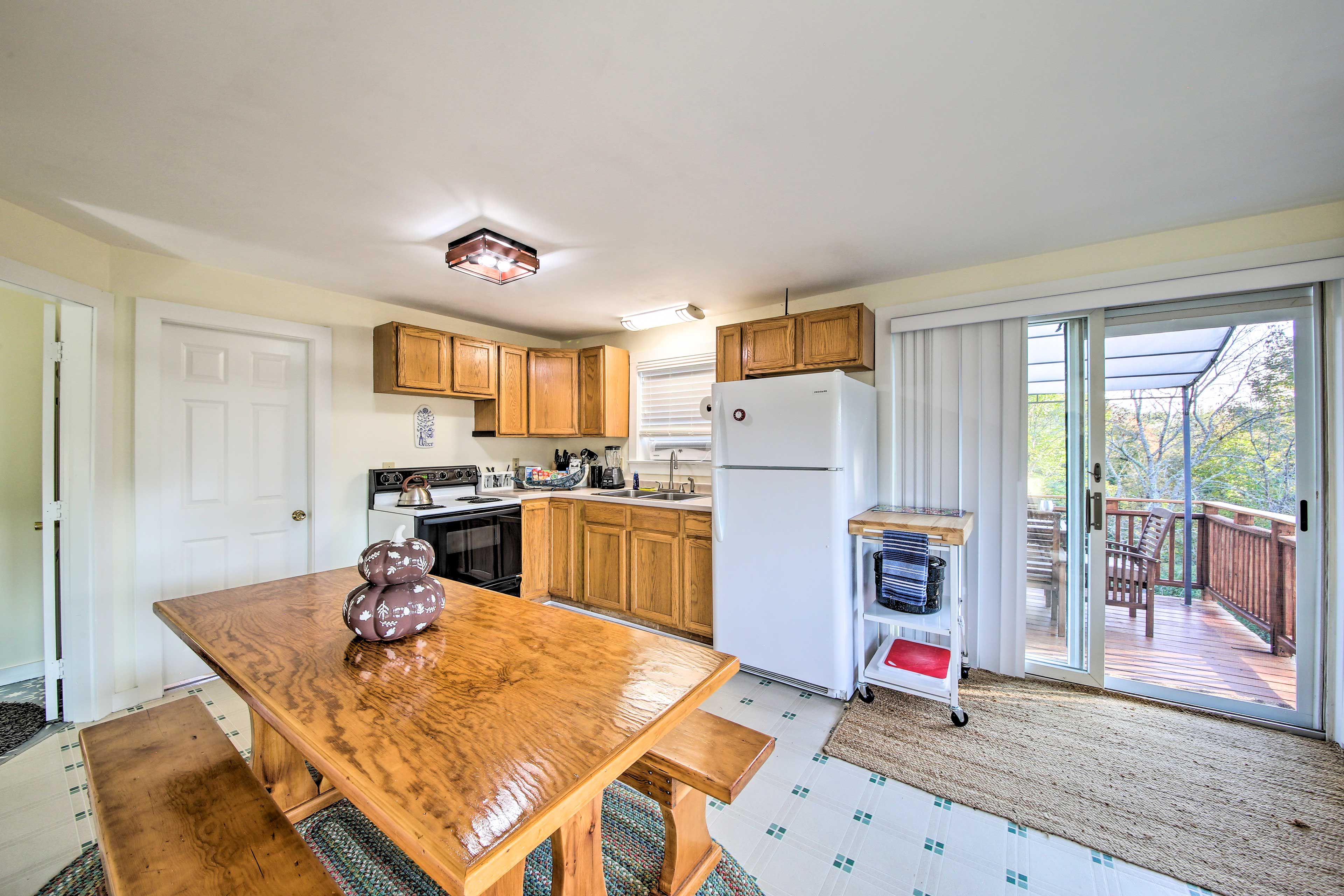 Kitchen | Deck Access | Blender | Toaster | Trash Bags/Paper Towels