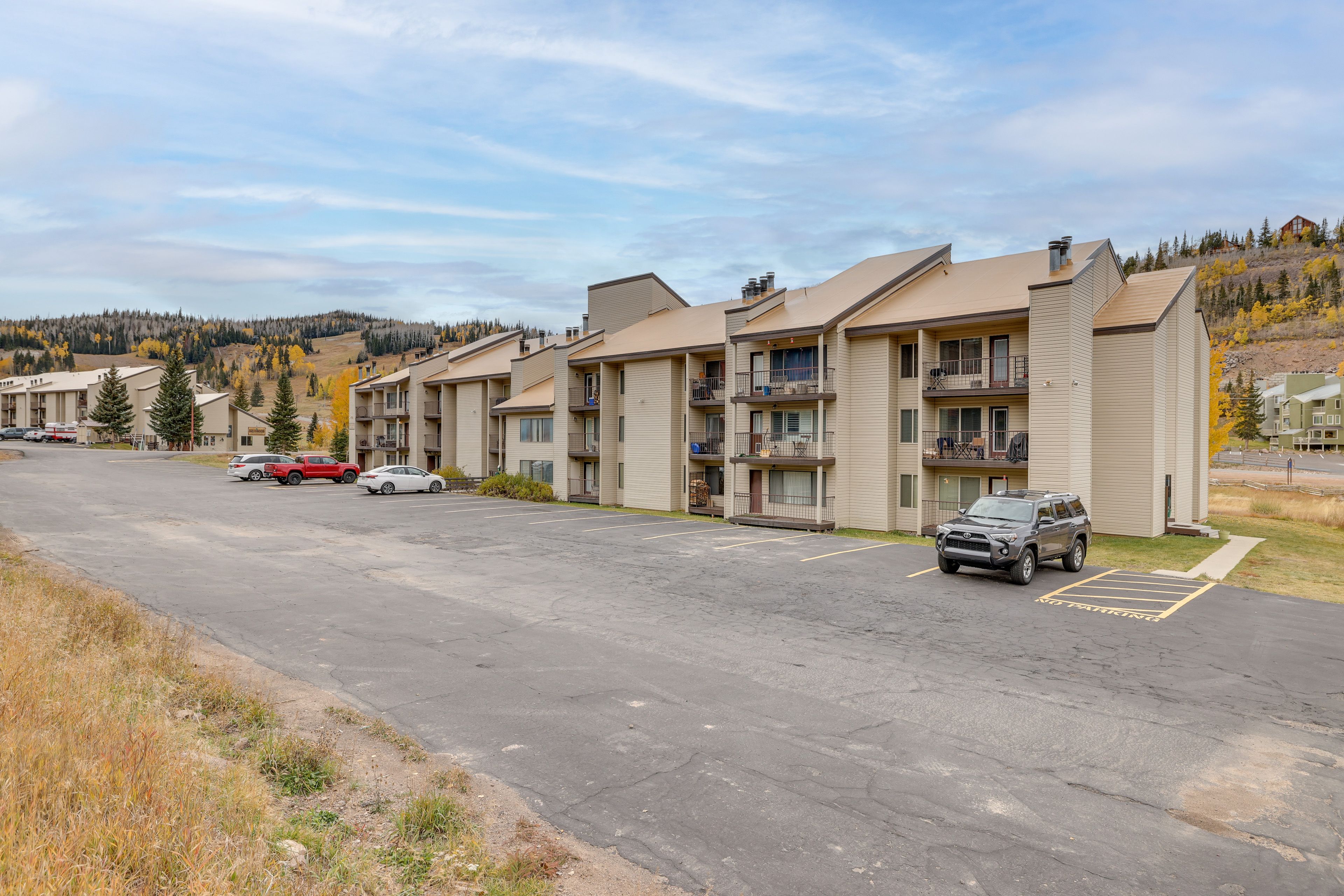 Parking | Community Lot (1 Vehicle)