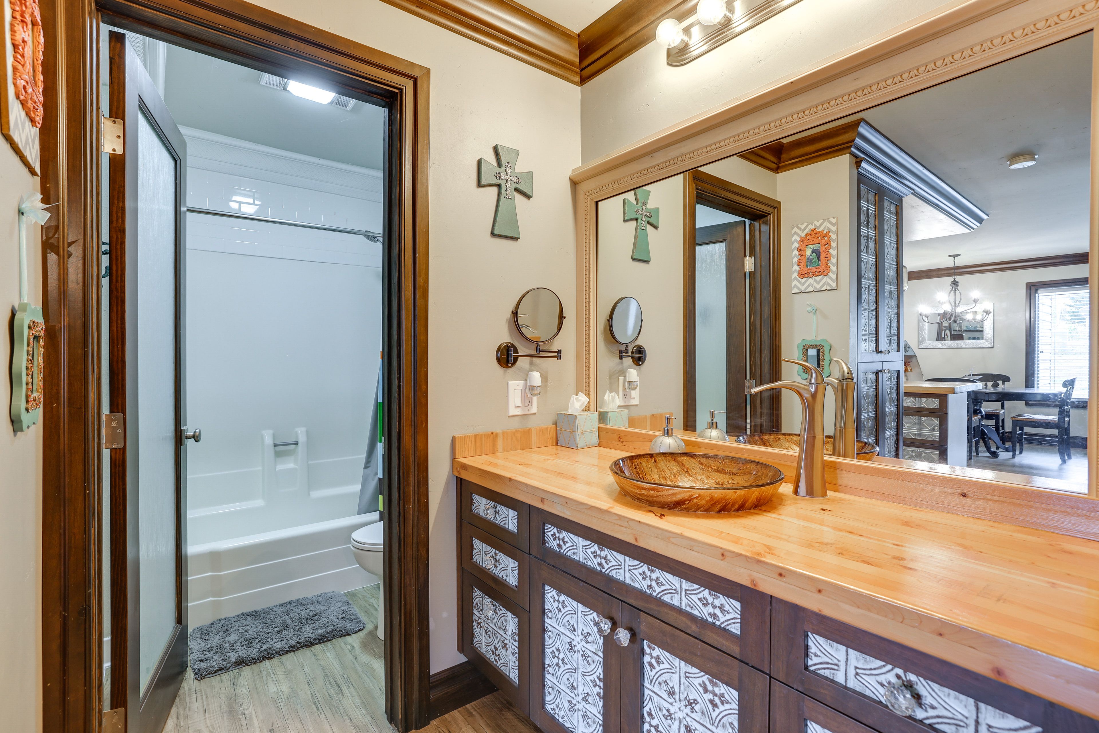 Full Bathroom | Towels Provided