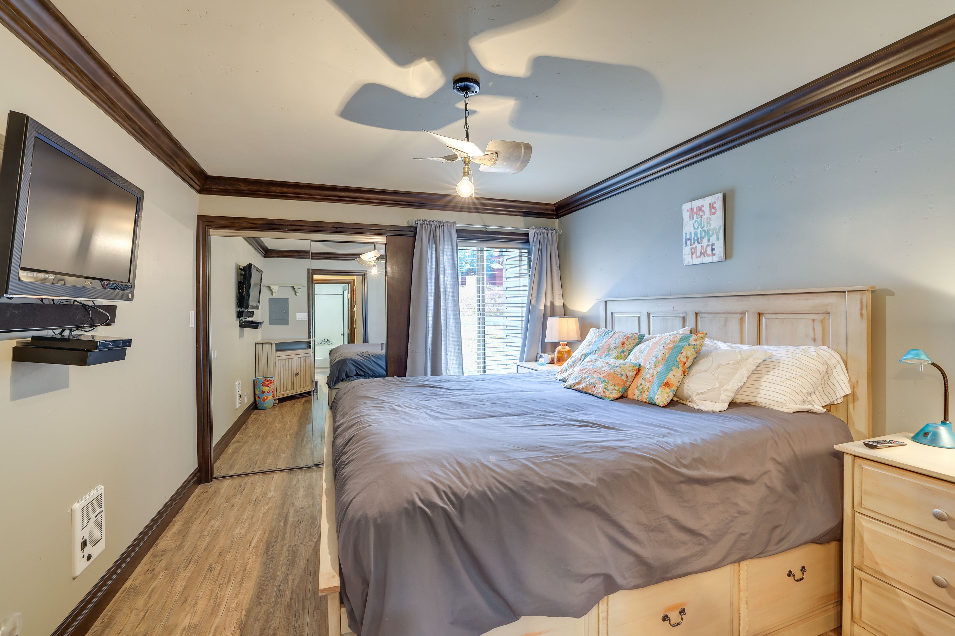 Bedroom | King Bed | Linens Provided