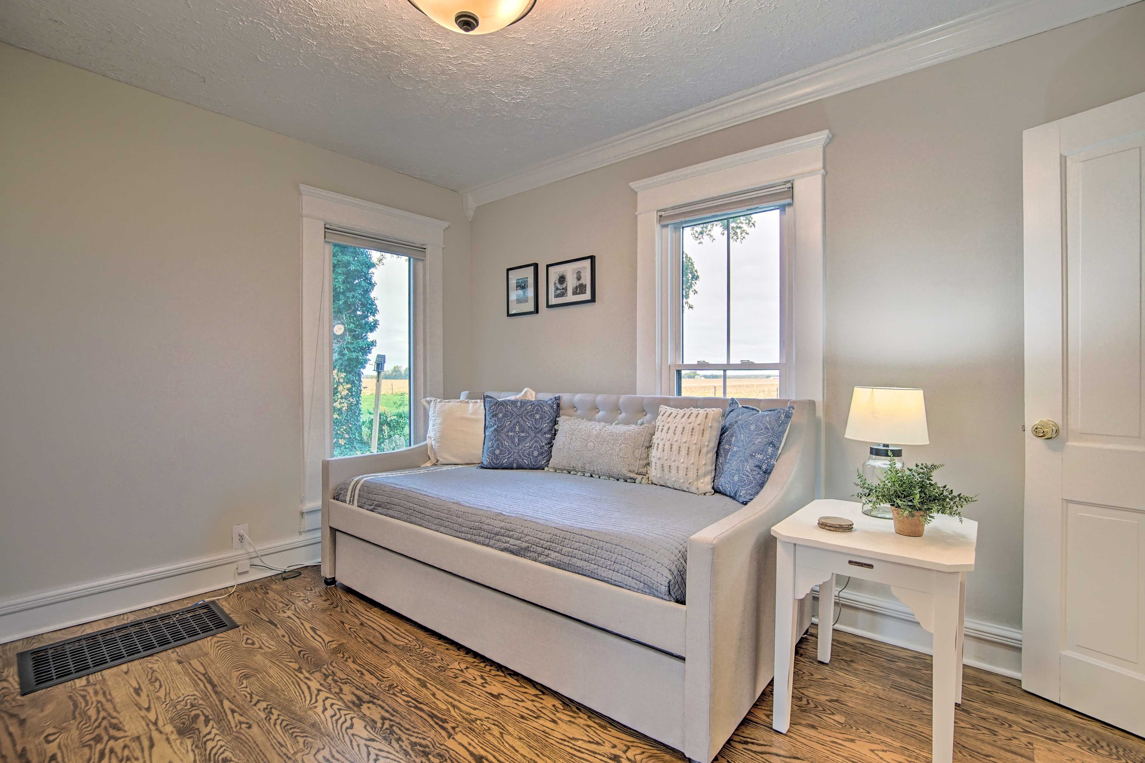 Bedroom 2 | Twin Daybed w/ Twin Trundle