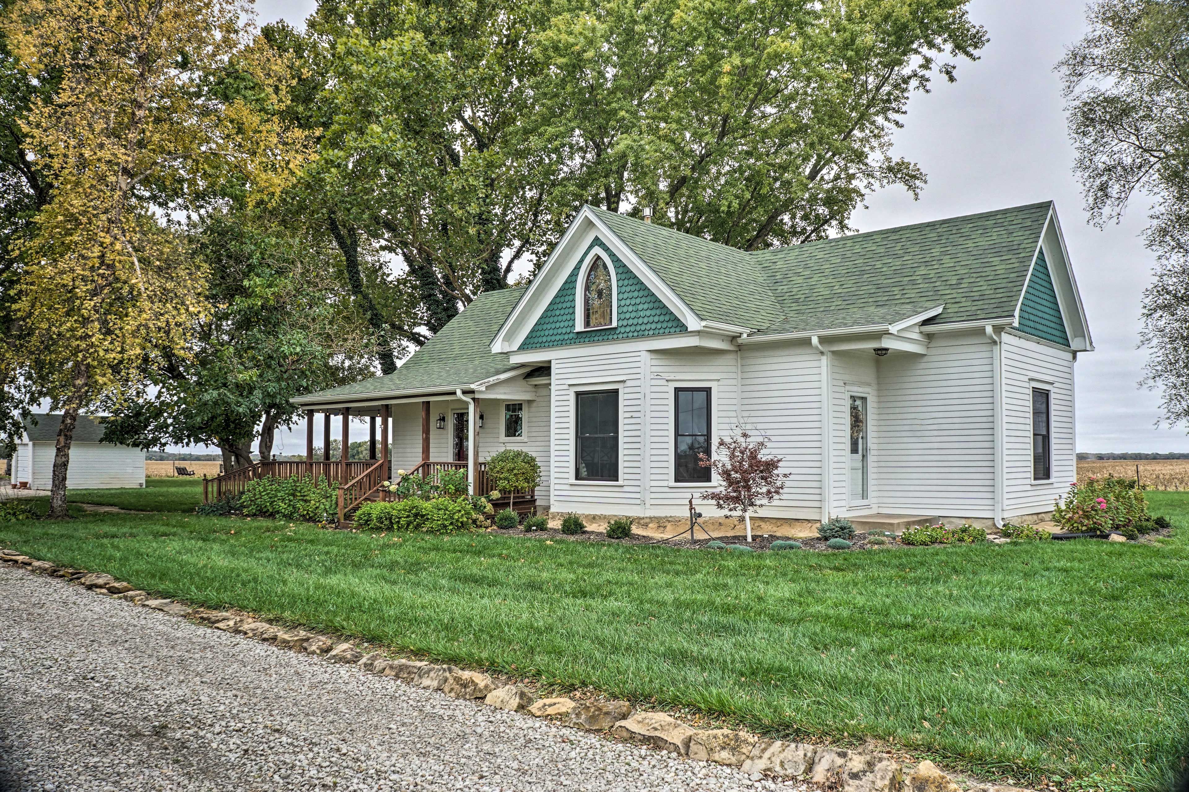 Property Exterior | Gravel Driveway Parking (6 Vehicles)