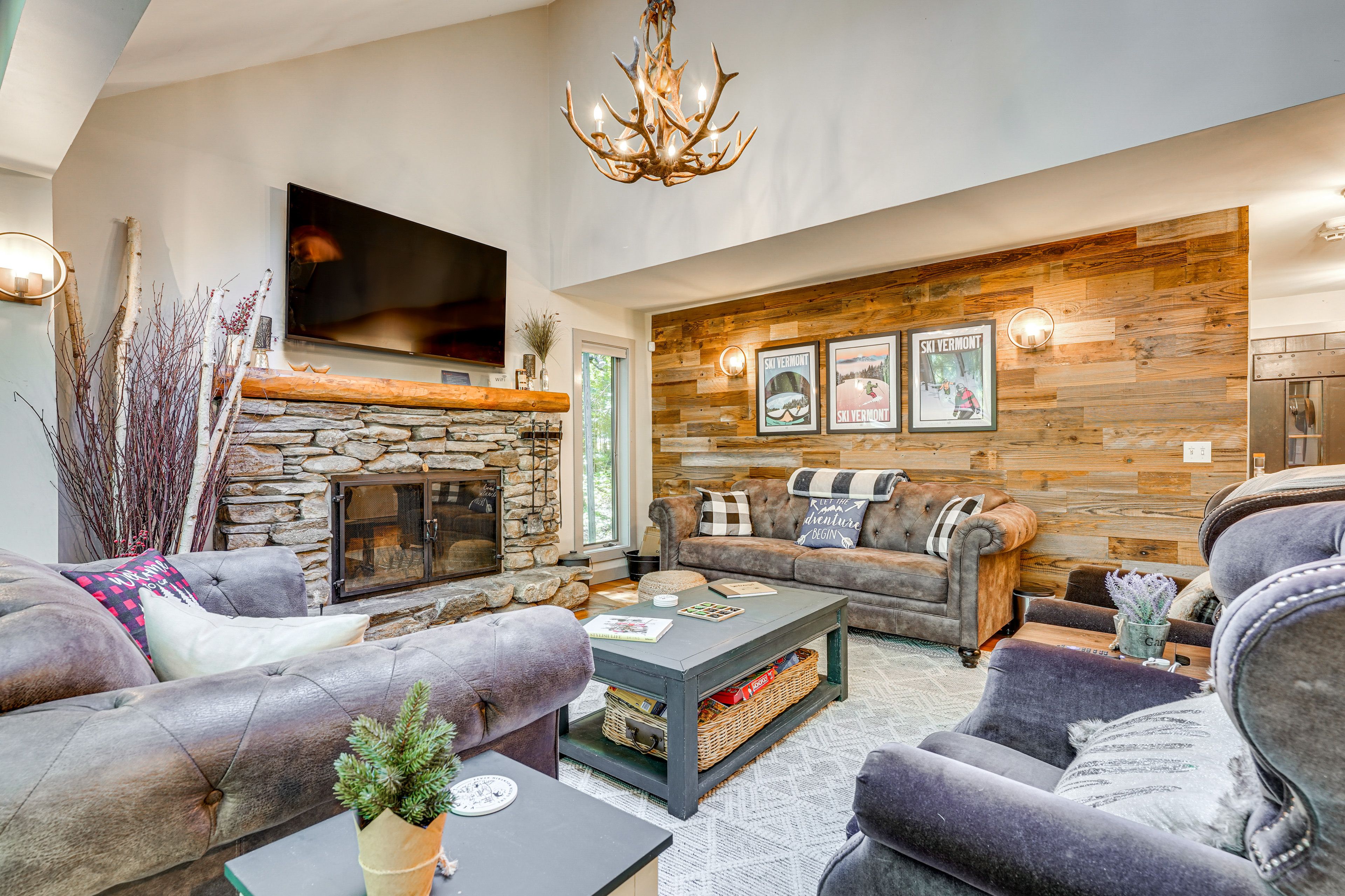 Living Room | Smart TV | Wood-Burning Fireplace | Free WiFi | Board Games
