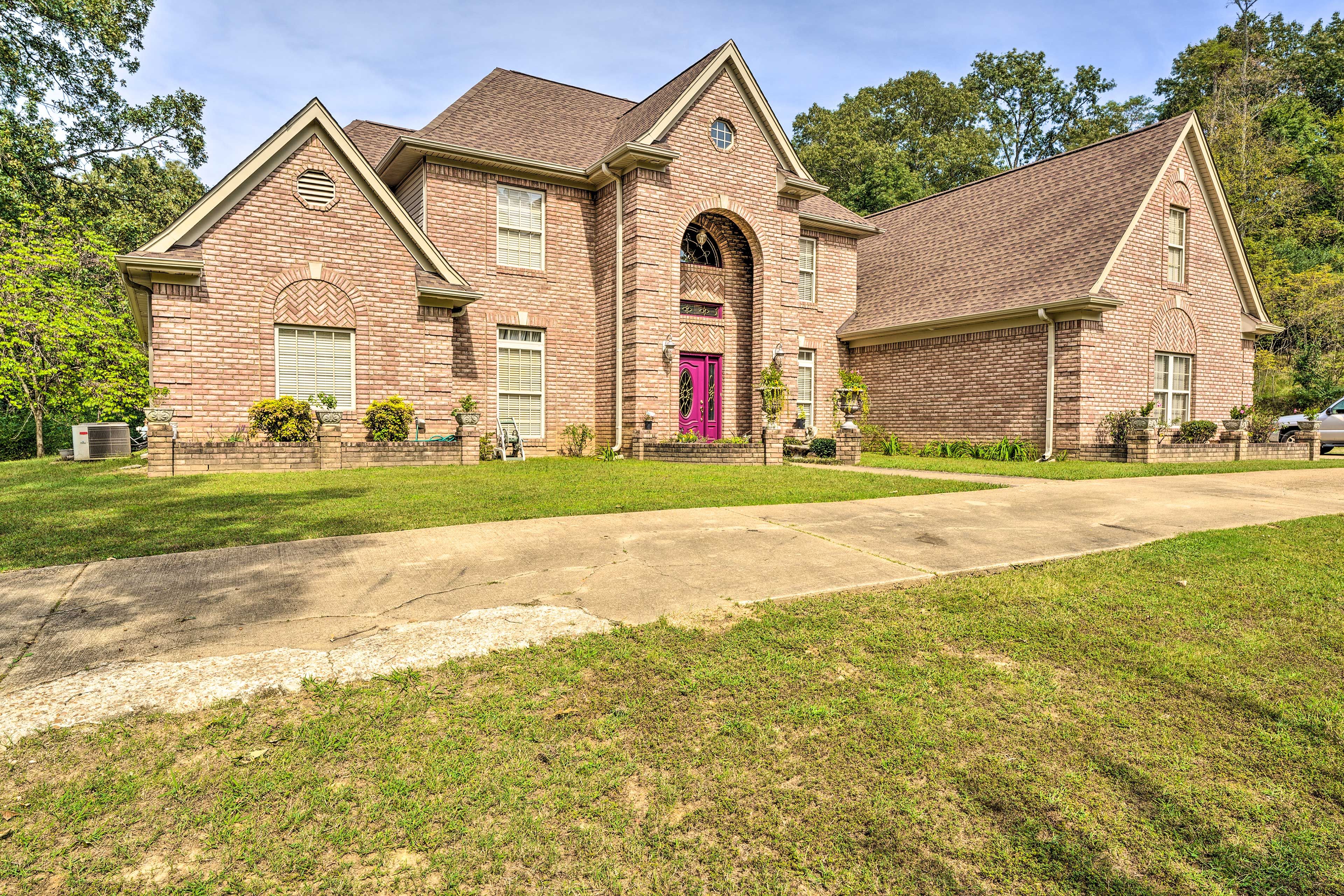 Exterior | Parking | Driveway (8 Vehicles)