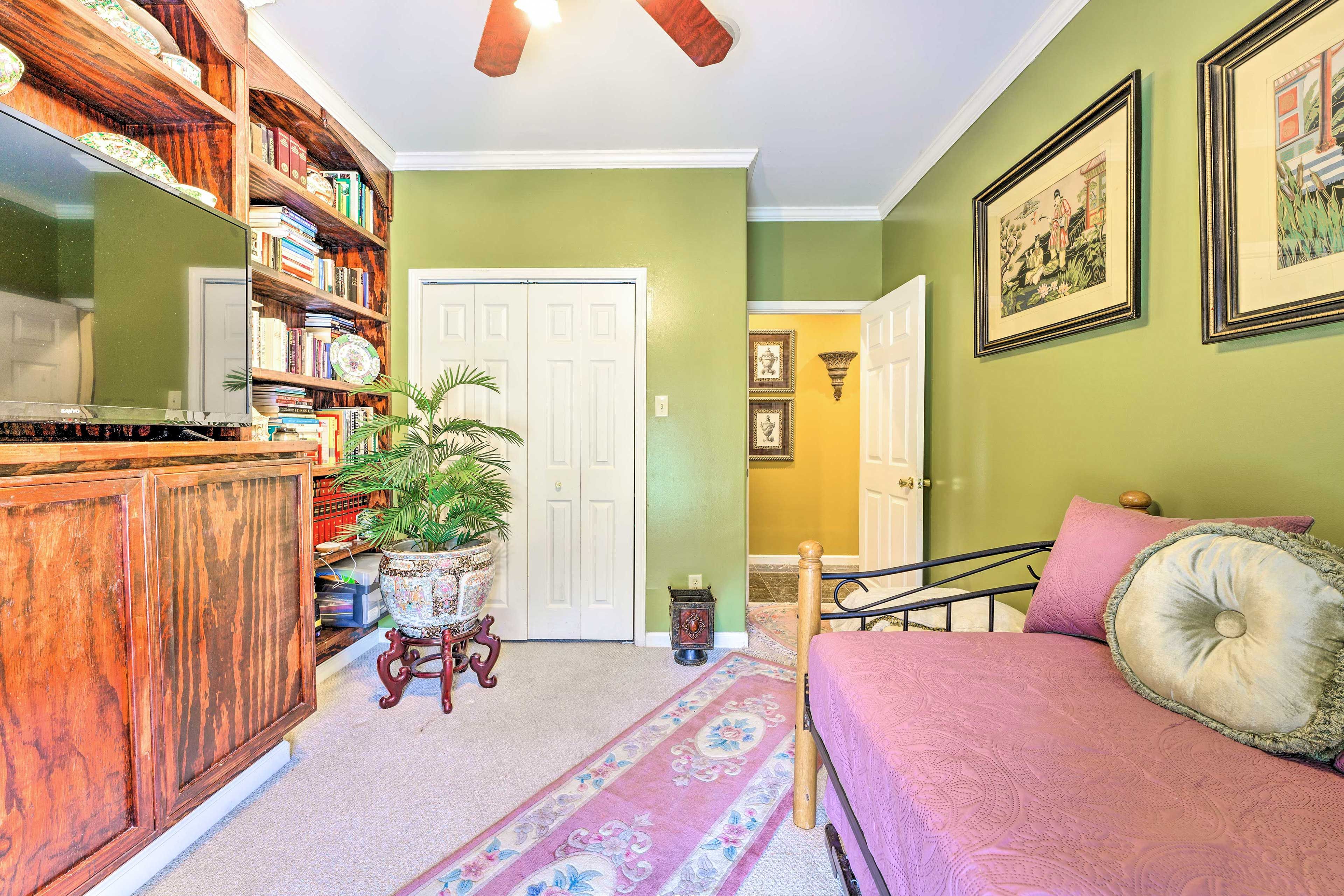Bedroom 4 | Smart TV | Books