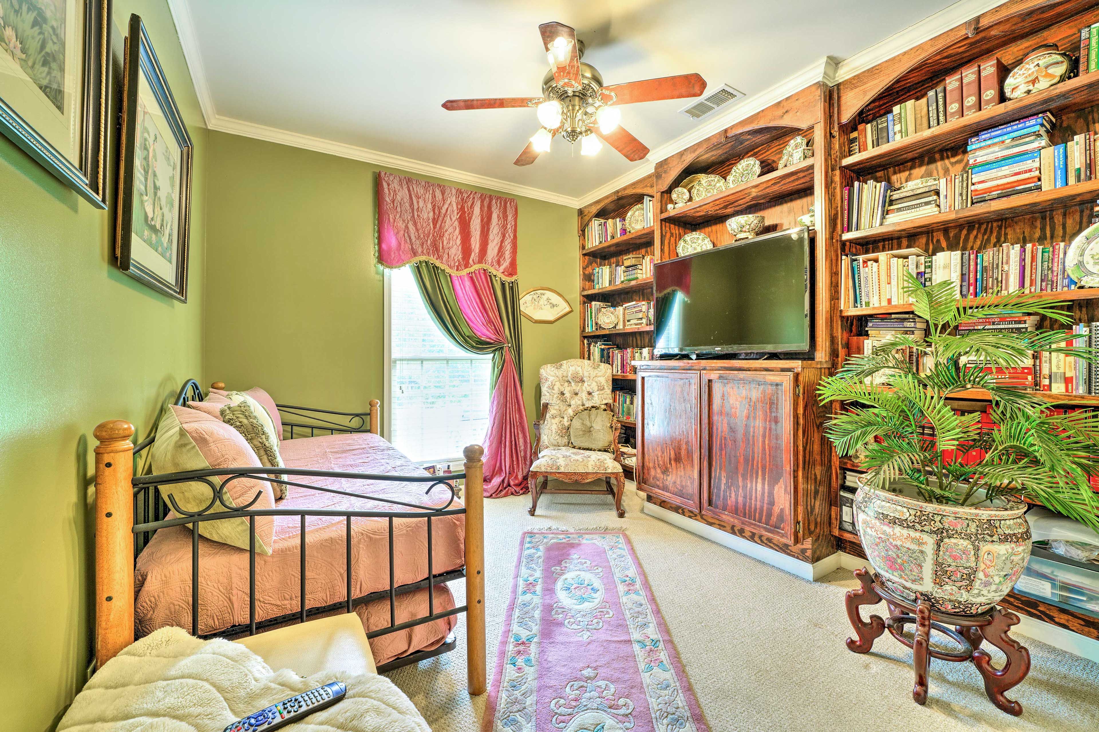 Bedroom 4 | Twin Daybed w/ Twin Trundle | Main Floor