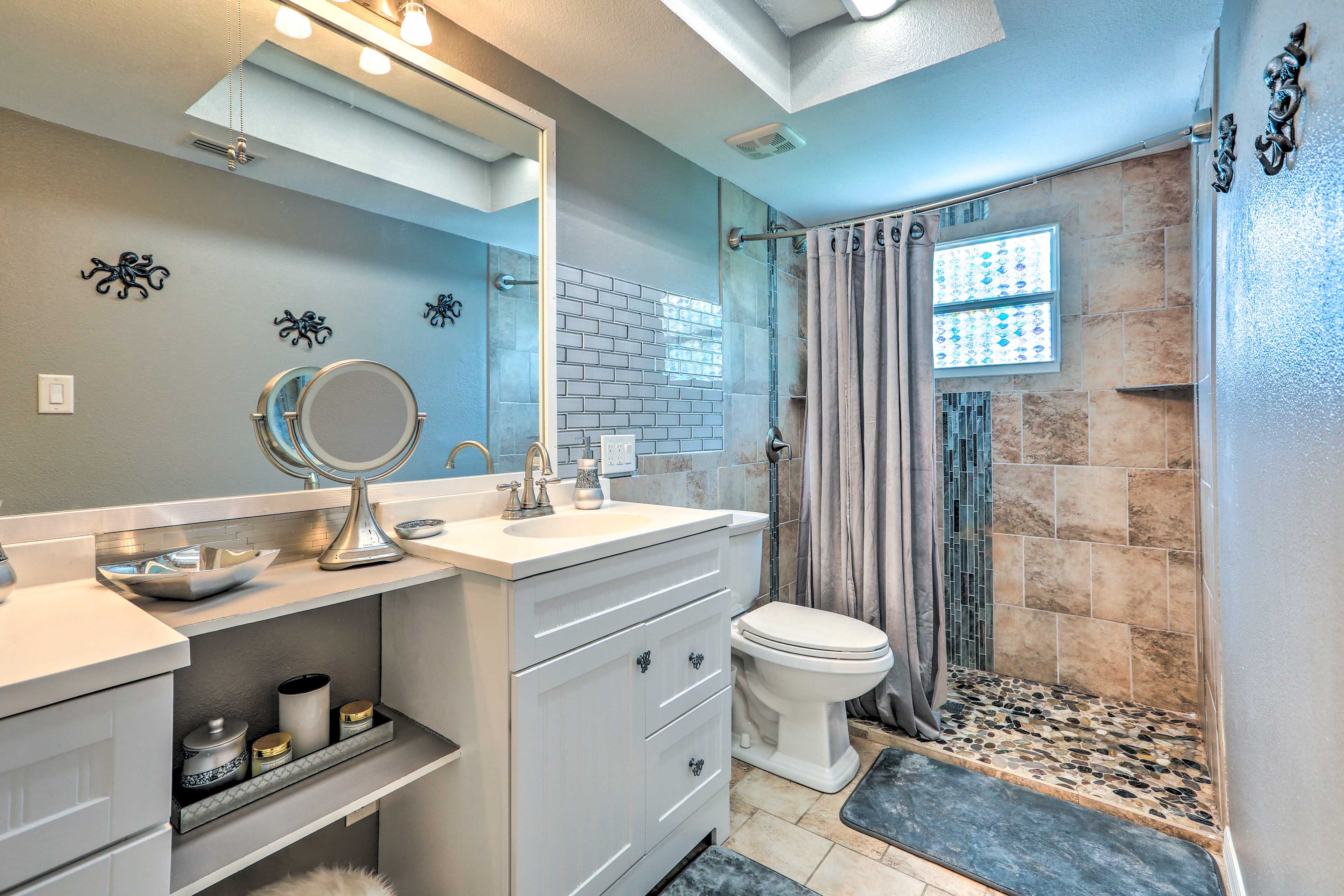 Full Bathroom | Towels Provided | Complimentary Toiletries