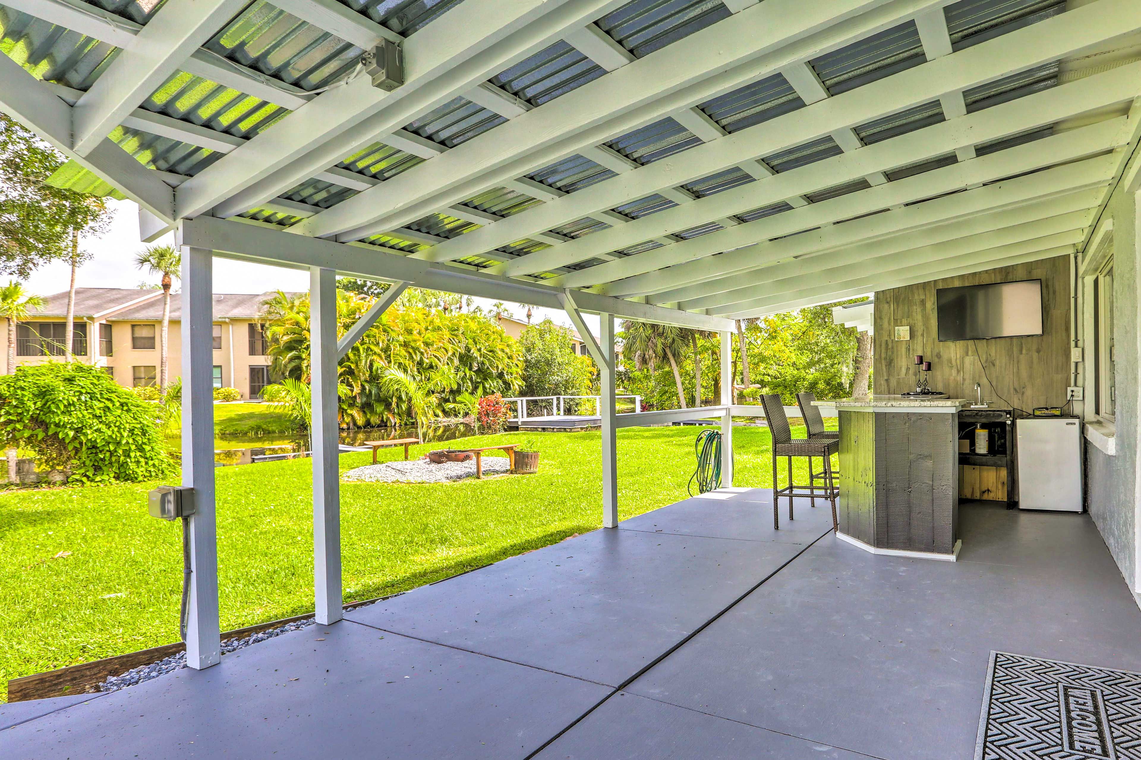 Covered Patio | Outdoor Wet Bar | Dining Area
