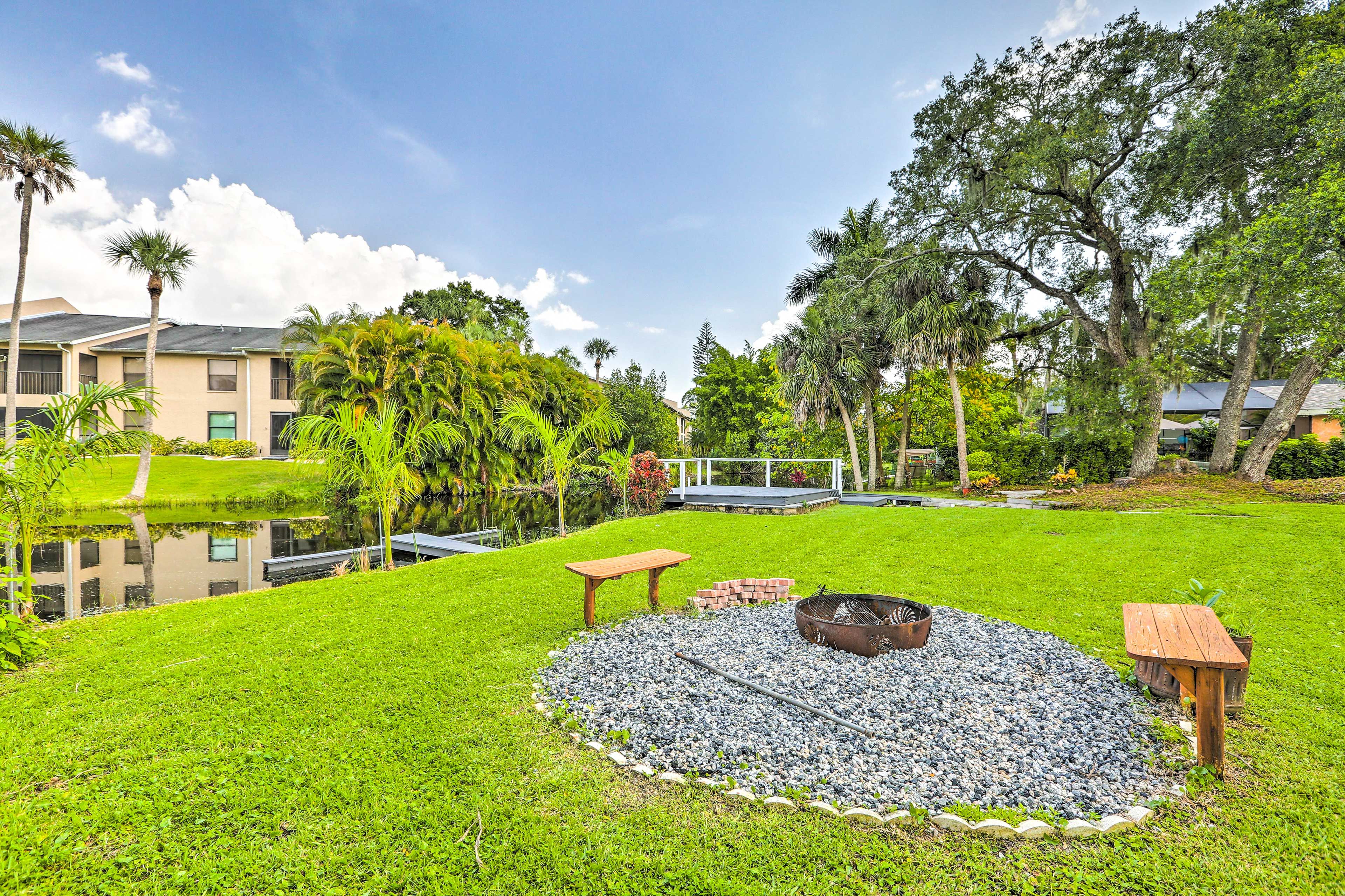 Private Yard | Fire Pit (Wood Not Provided) | Boat Dock
