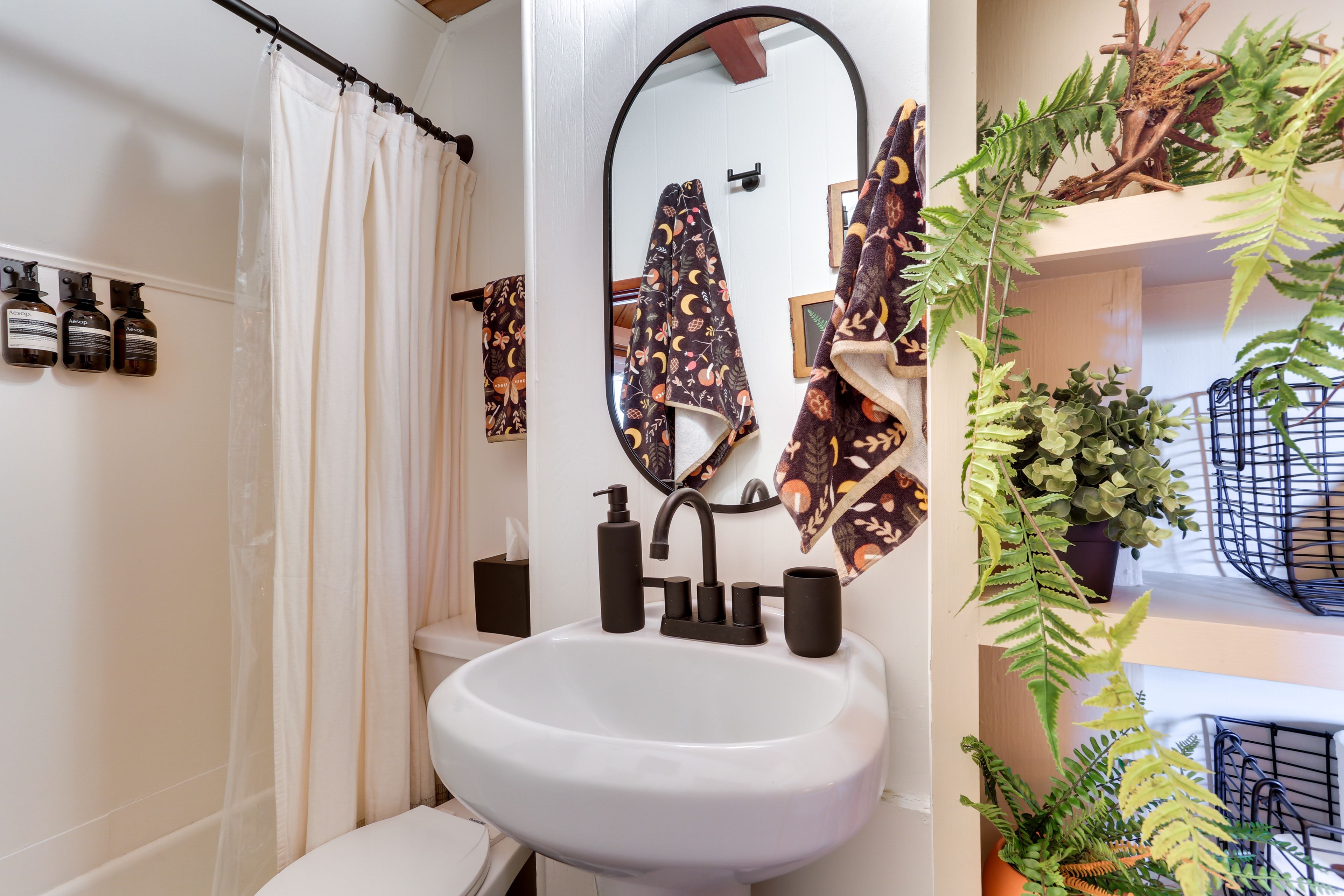 Full Bathroom | Complimentary Toiletries