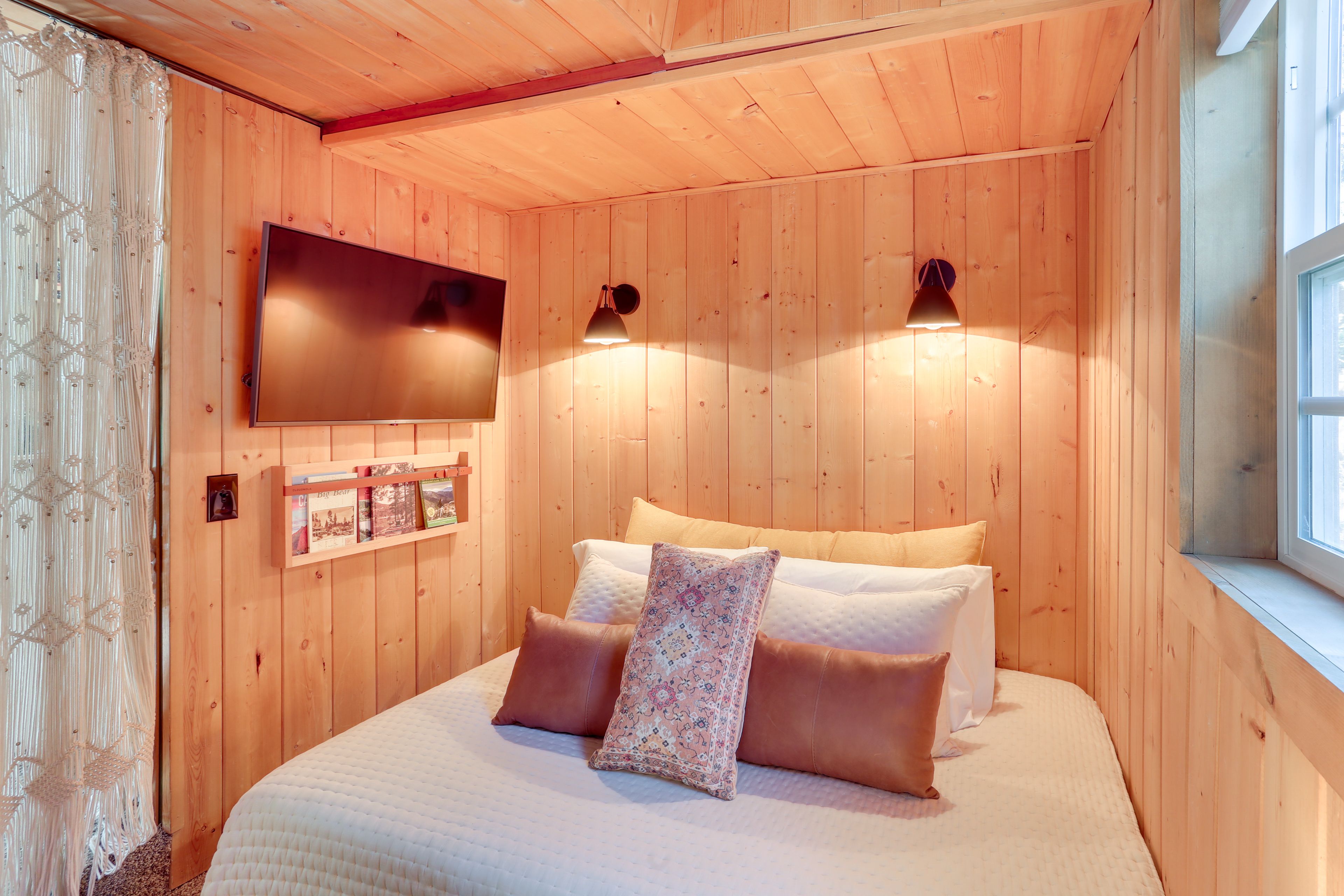 Bedroom | Full Bed | Smart TV