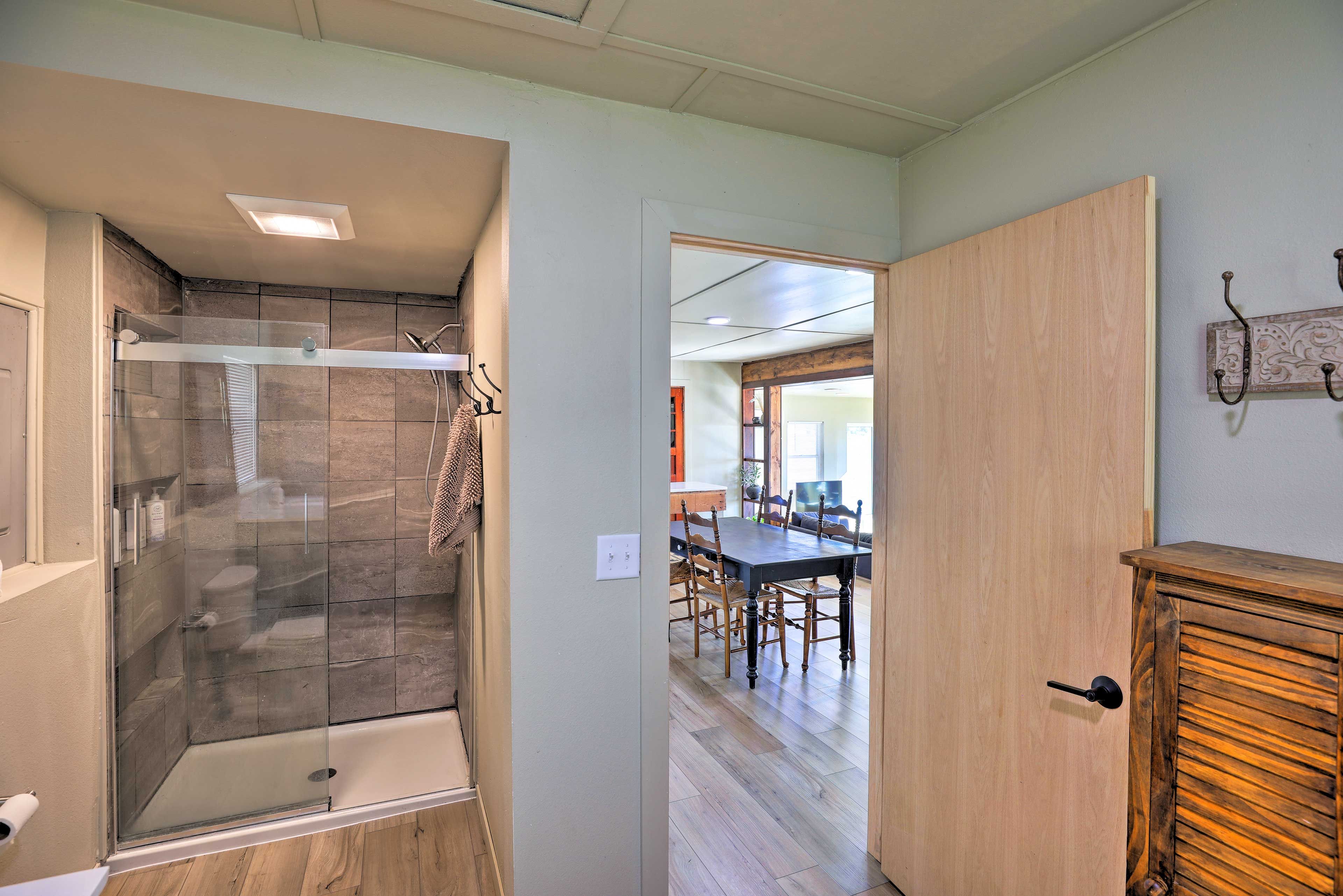 Full Bathroom | Main Level | Towels Provided | Complimentary Toiletries
