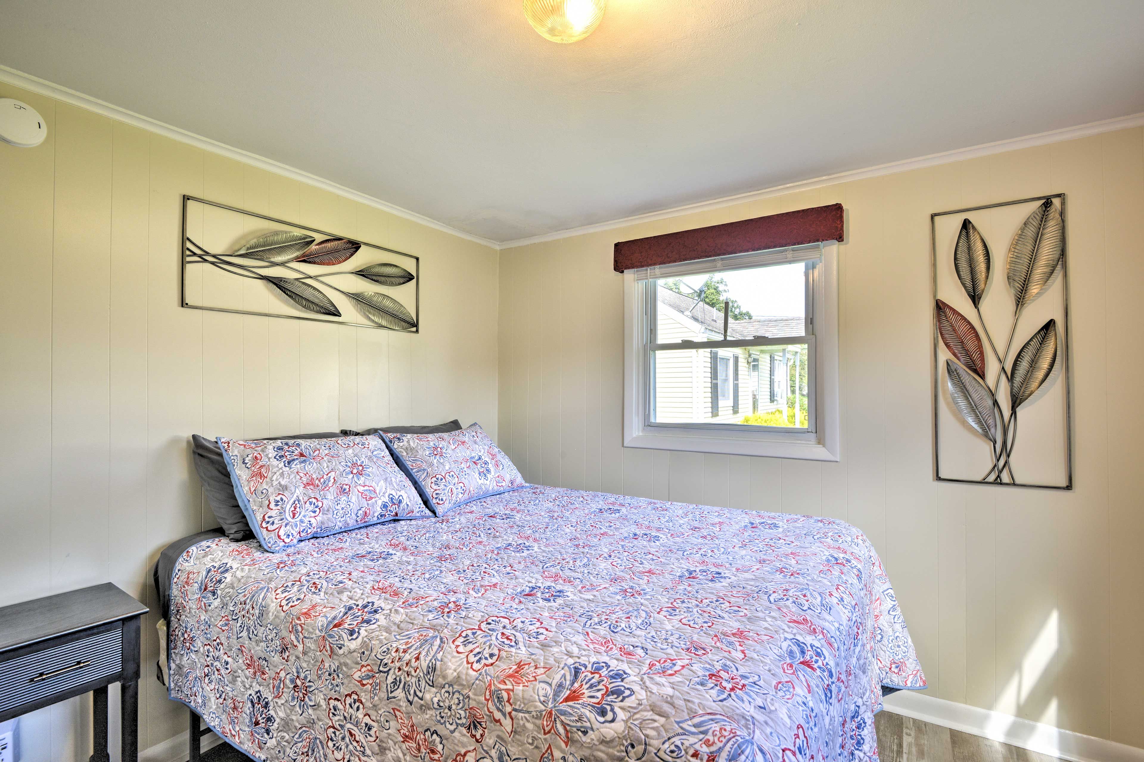 Bedroom 1 | Queen Bed