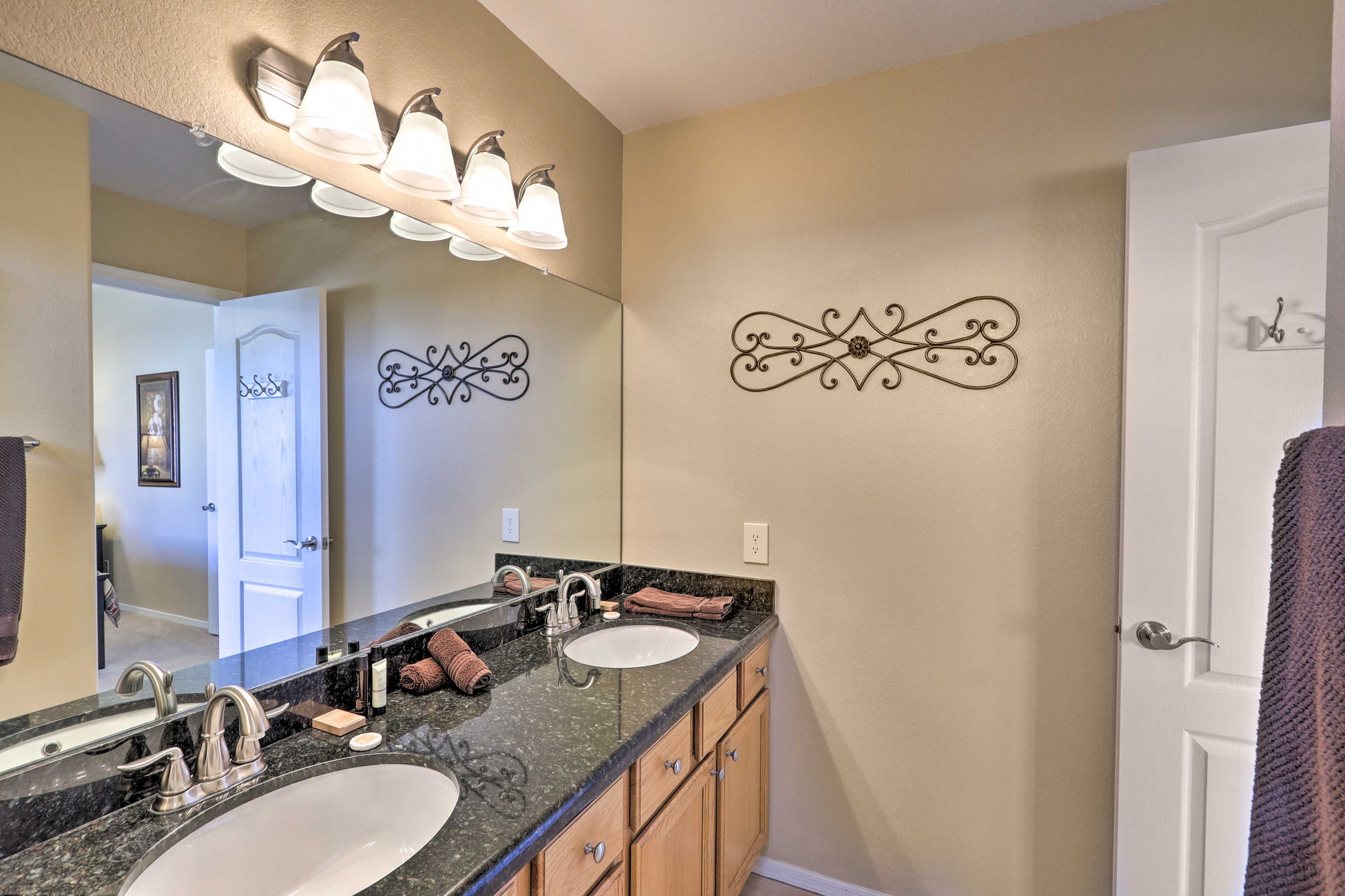 En-Suite Bathroom | Linens & Towels | Complimentary Toiletries | Hair Dryer