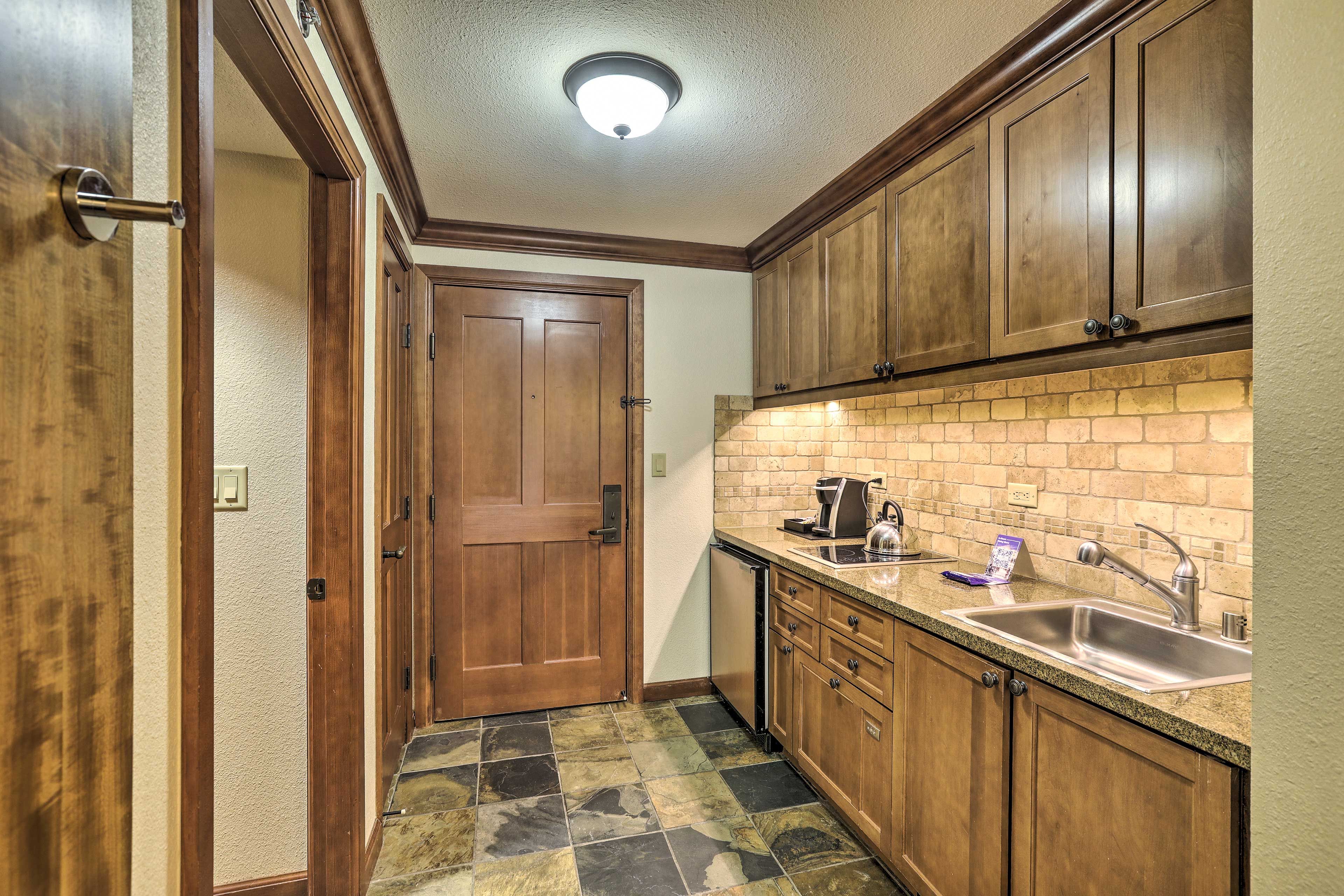 Kitchenette | Dishware & Flatware Provided