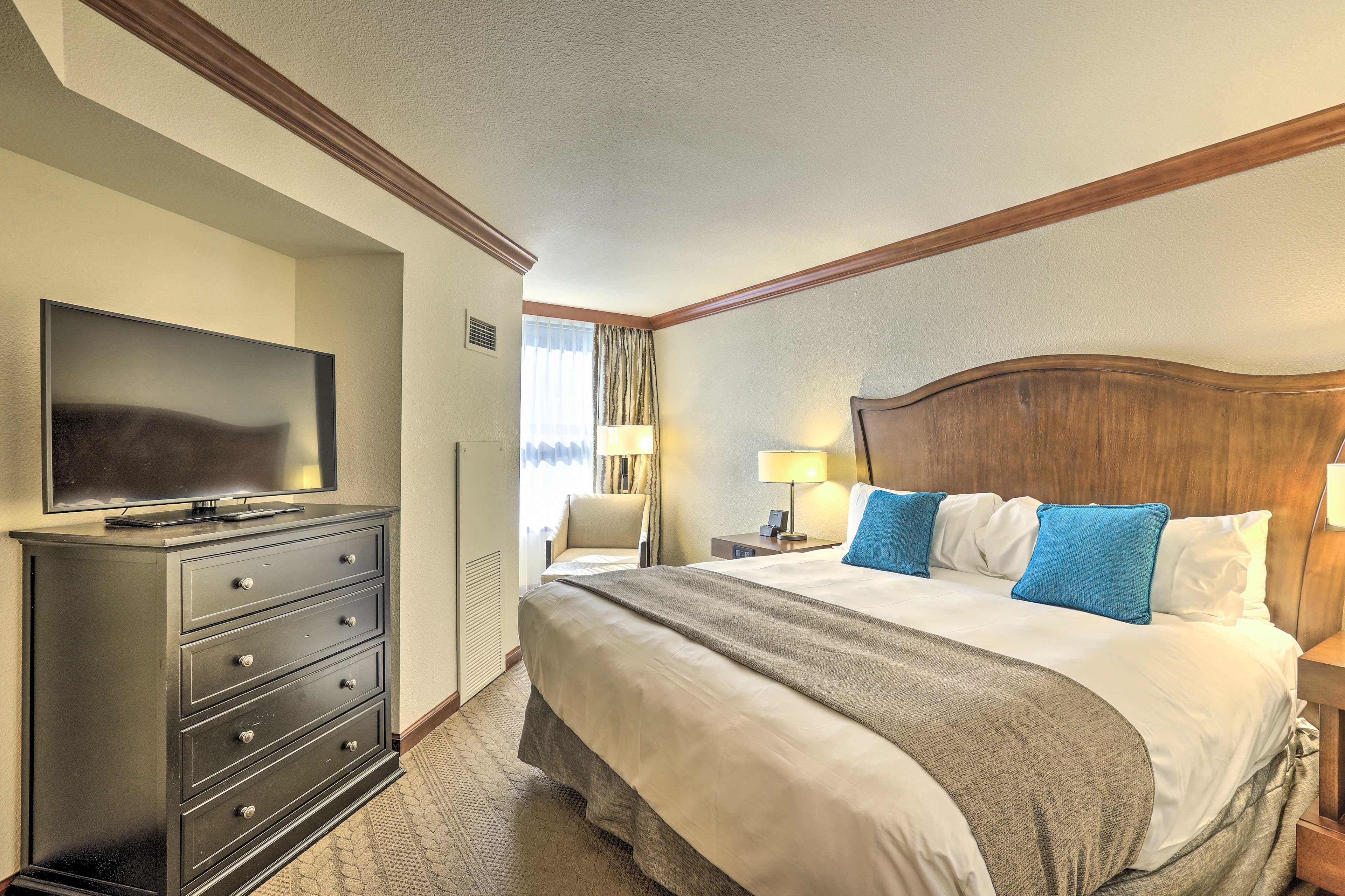 Bedroom | California King Bed