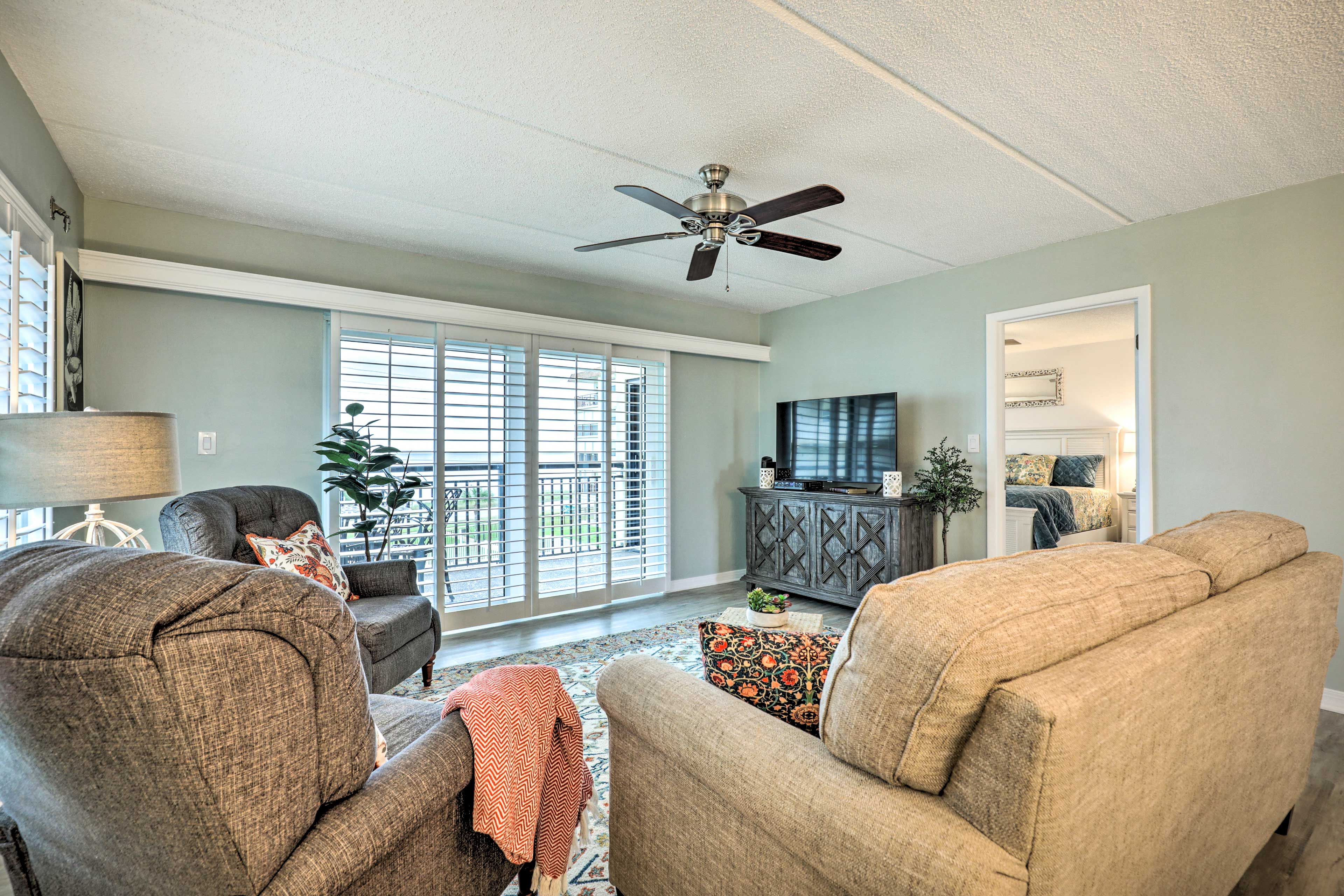 Living Room | Free WiFi | Central A/C & Heating