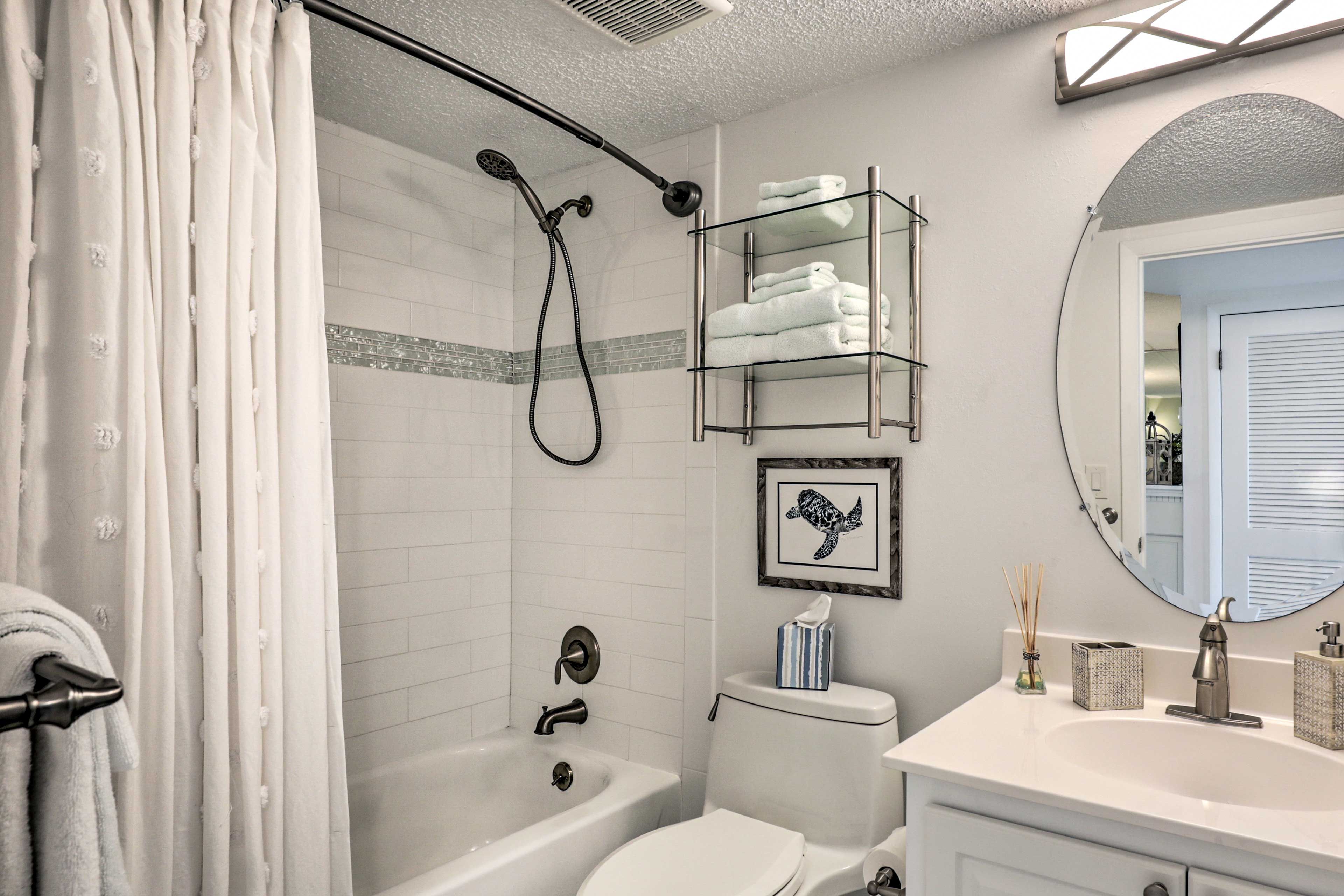 Full Bathroom | Complimentary Toiletries