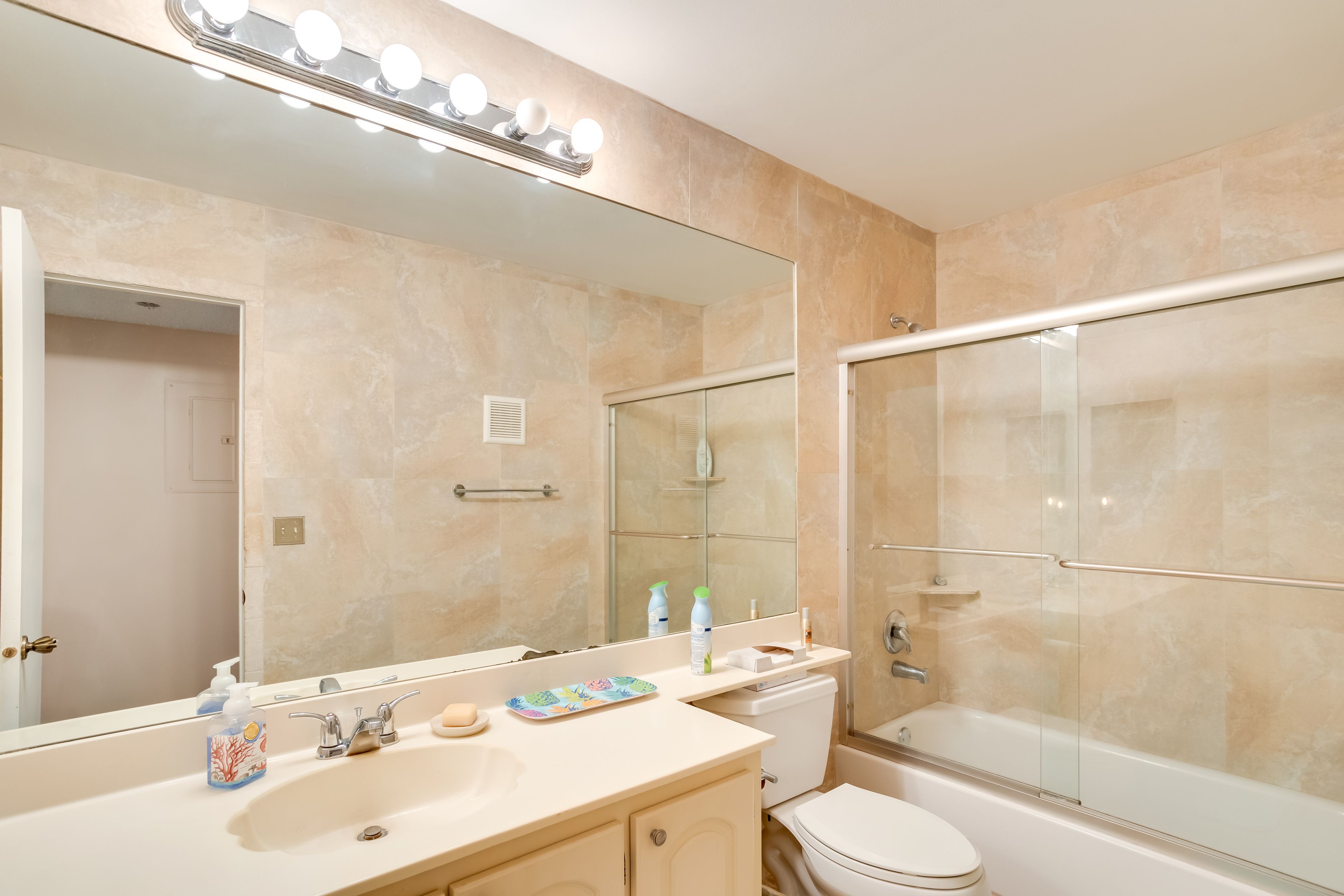 Full Bathroom | Linens & Towels Provided