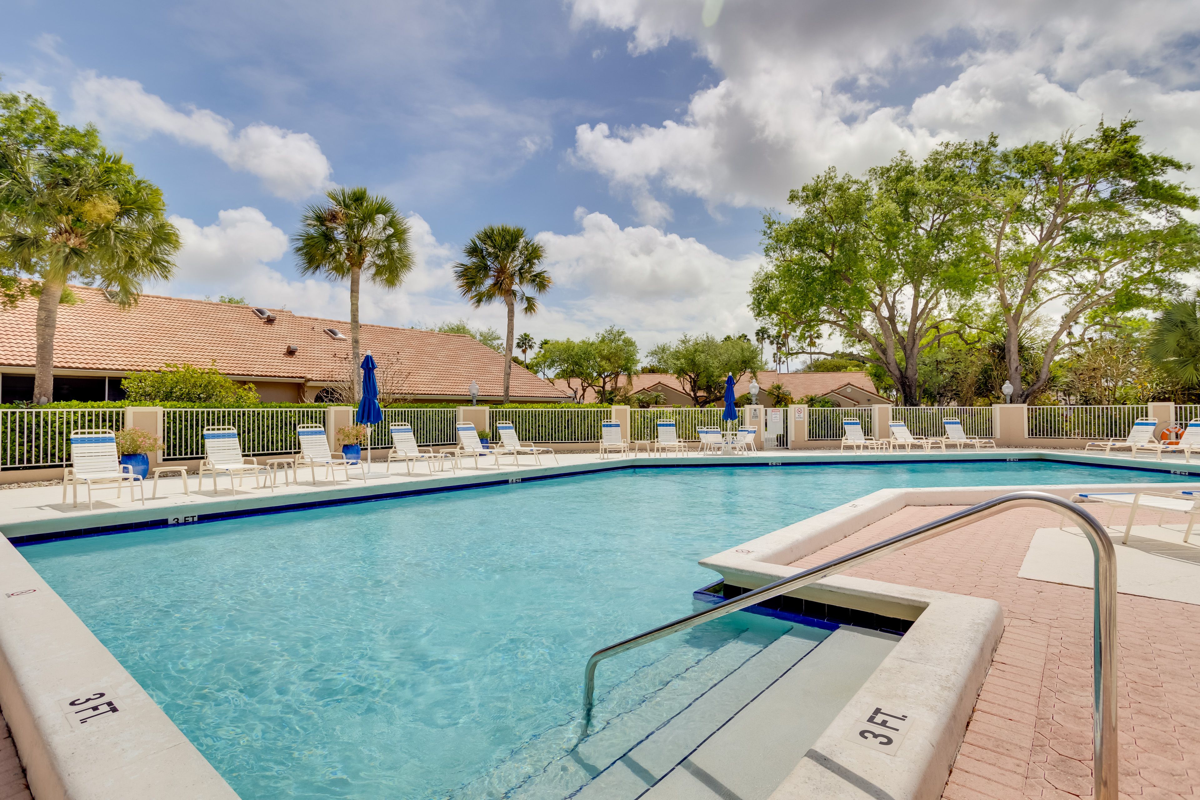 Palm Beach Gardens Vacation Rental | 2BR | 2BA | Stairs Required | 1,030 Sq Ft